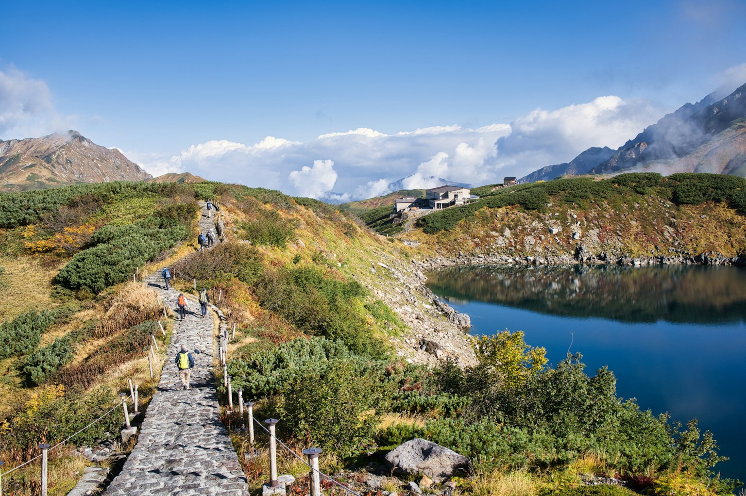 Jalur hiking yang indah menuju danau tenang dikelilingi pegunungan