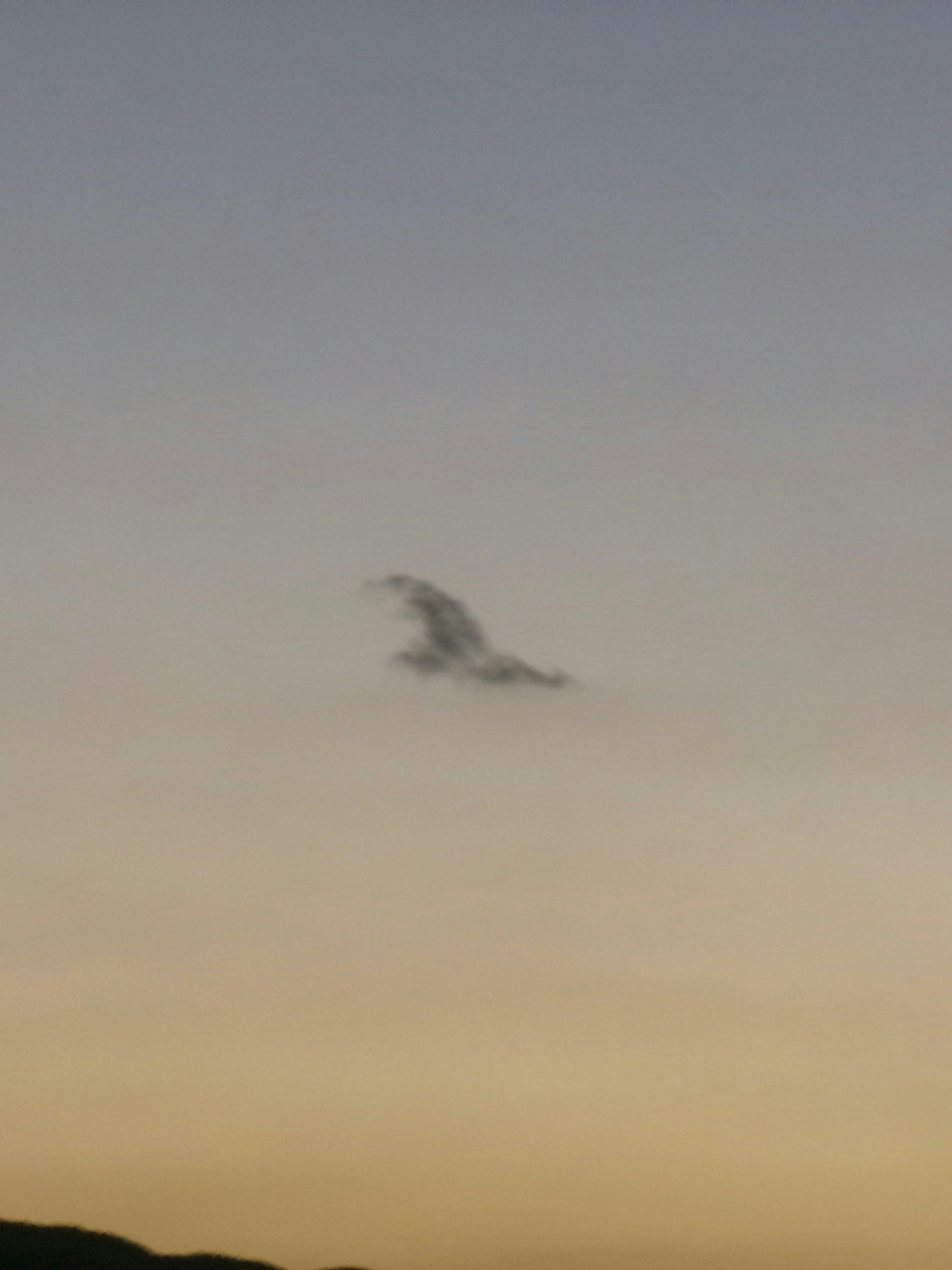 夕暮れの空に浮かぶ雲の流れ