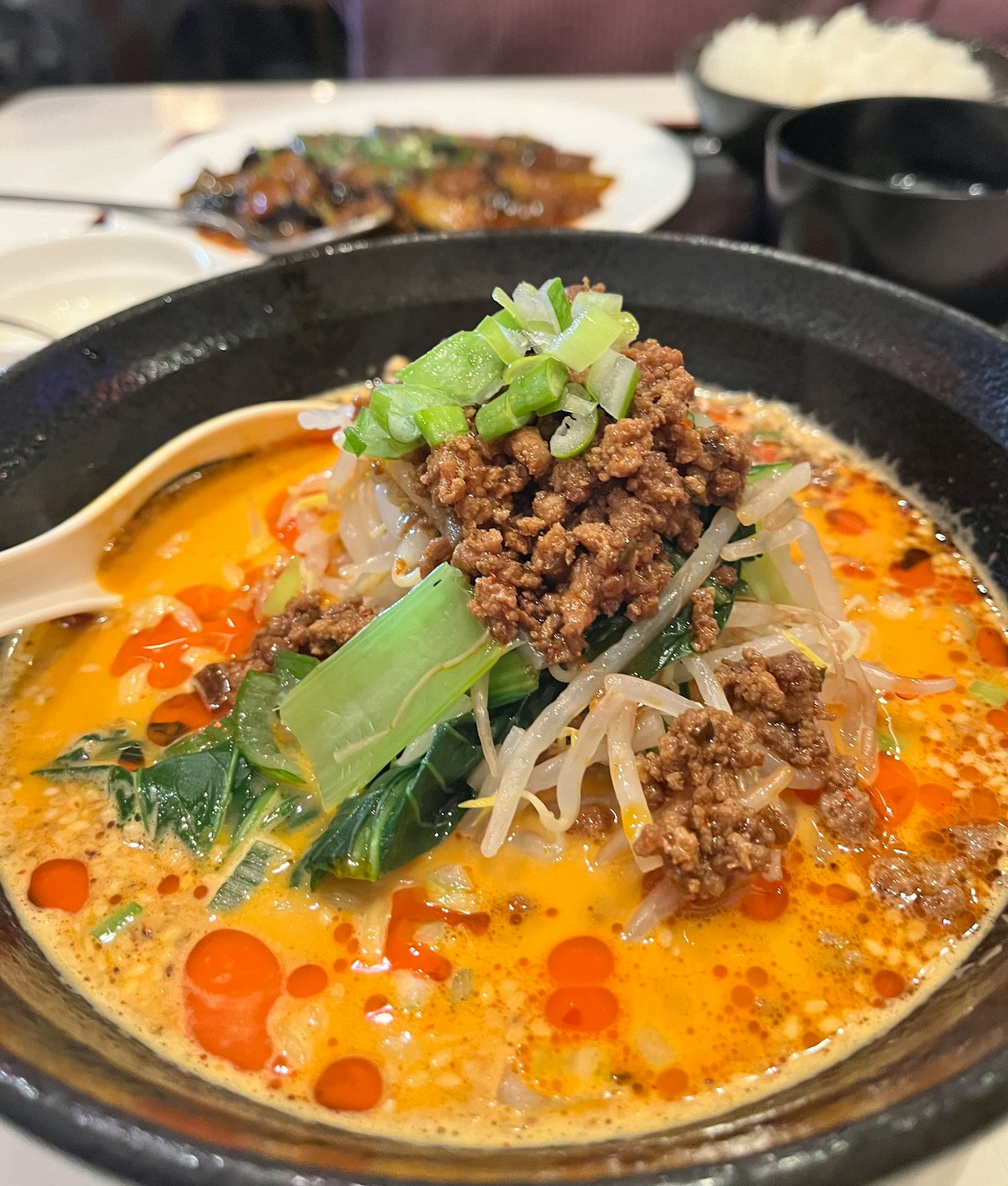 Schüssel mit scharfem Ramen, garniert mit Hackfleisch und Gemüse