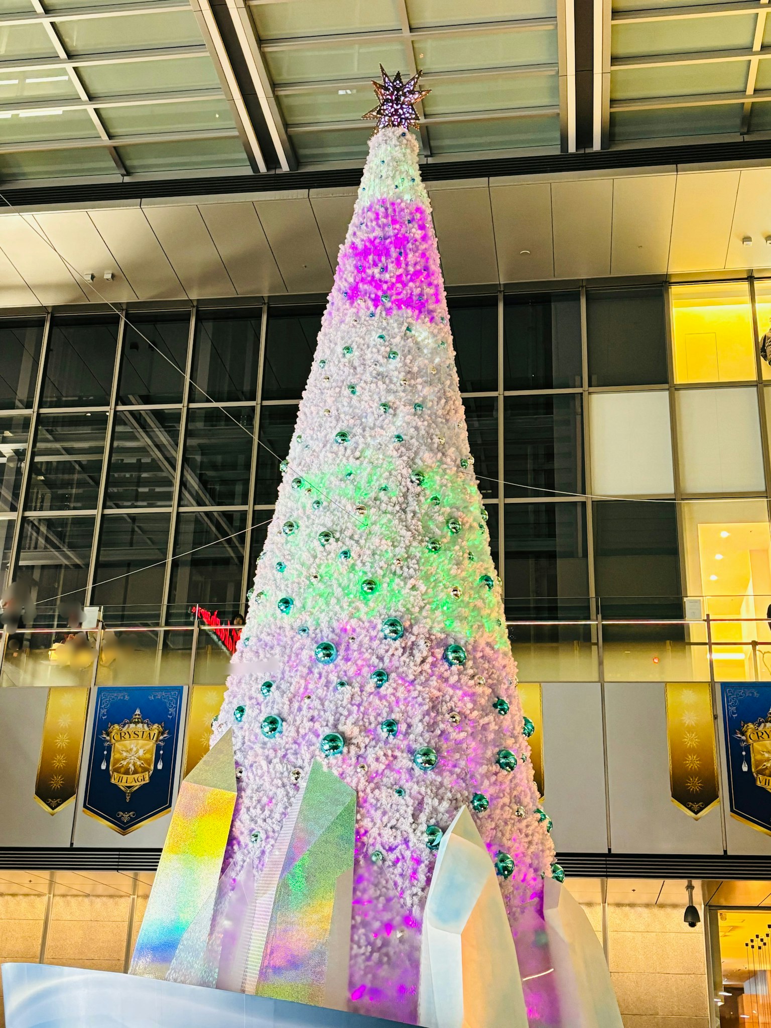 Ein schöner beleuchteter Weihnachtsbaum, der in einem Geschäftsausstellungsraum präsentiert wird