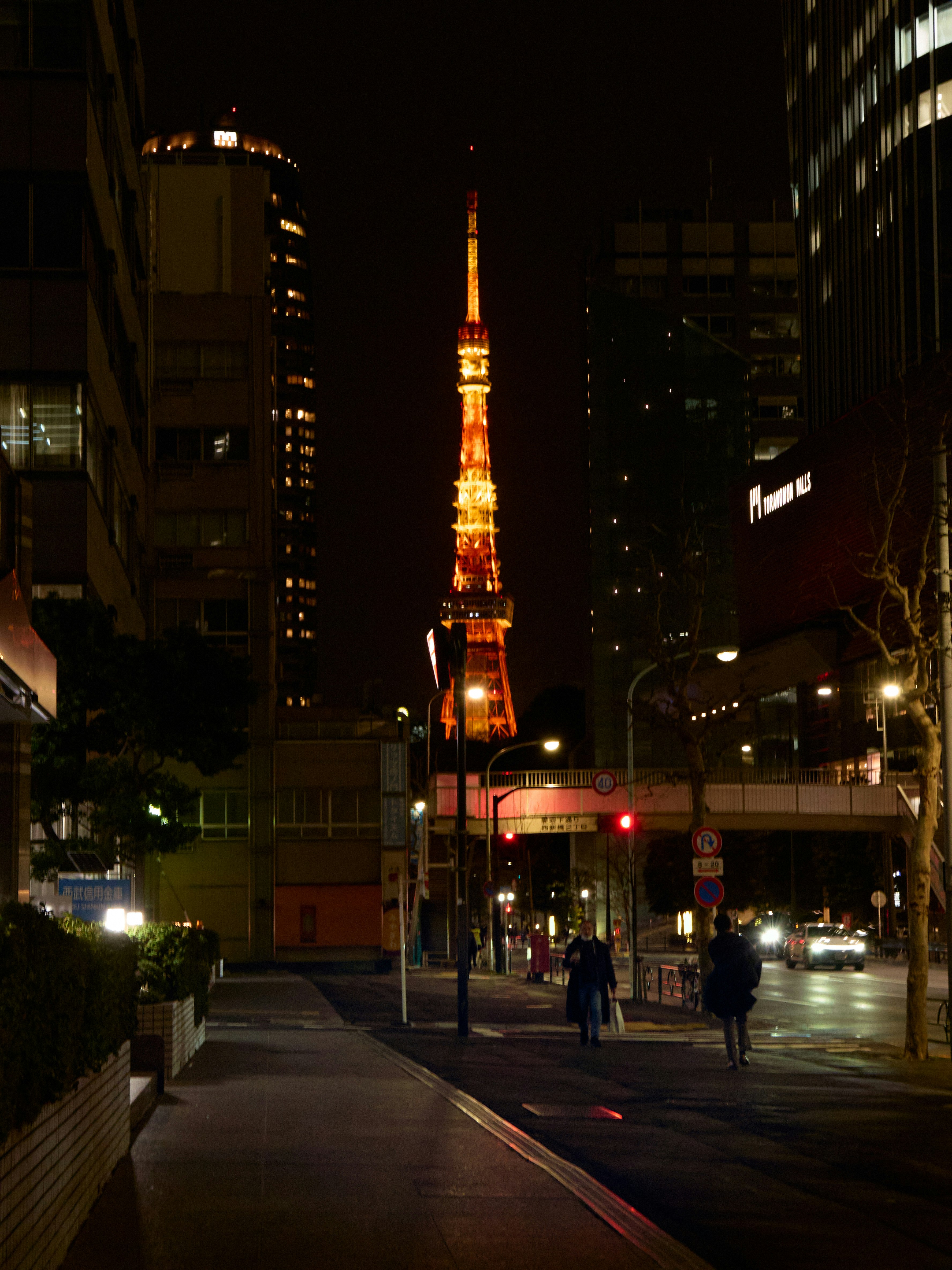 夜の街並みと東京タワーが見える通りの風景