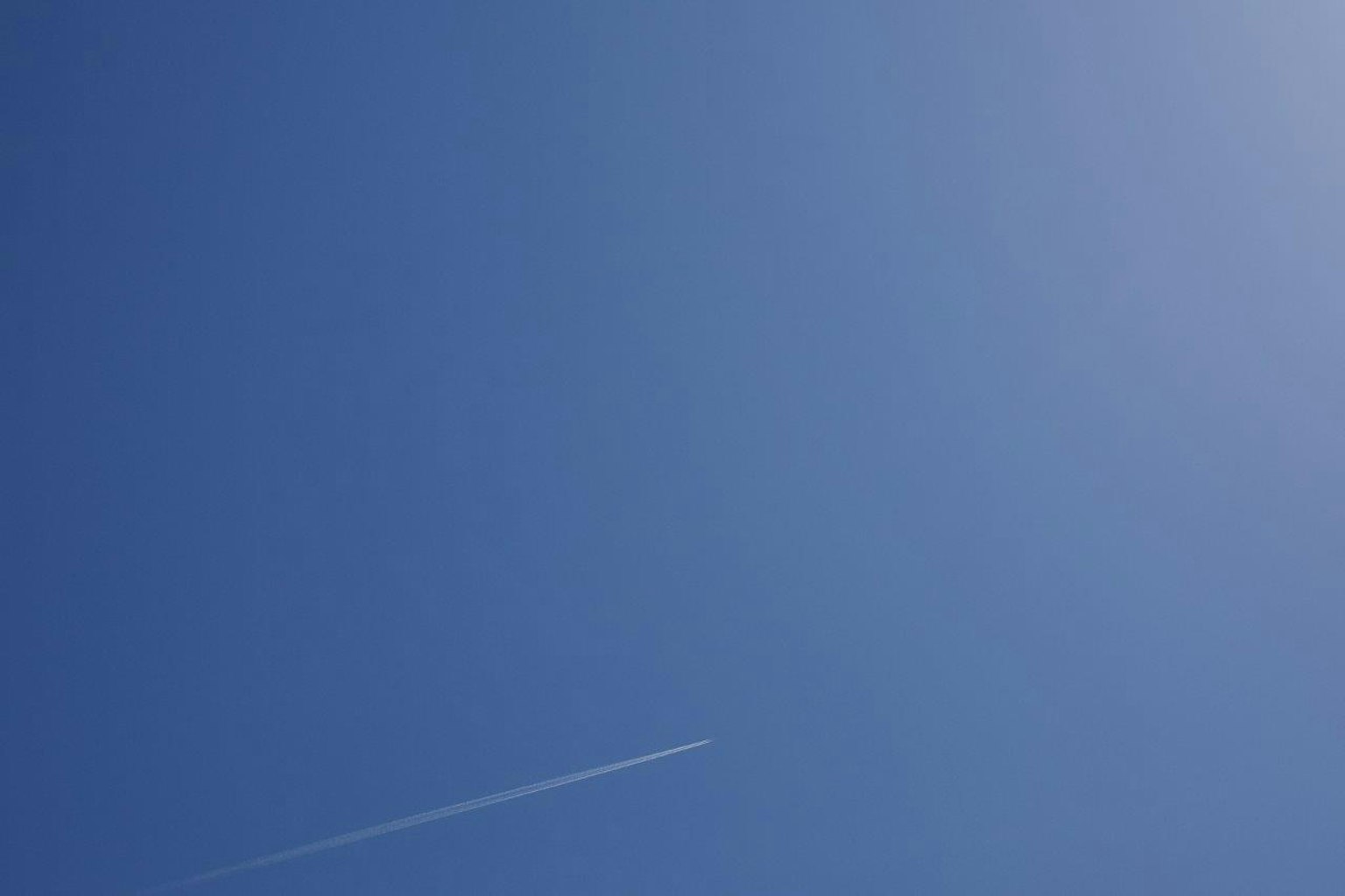 Ciel bleu clair avec un trainée d'avion