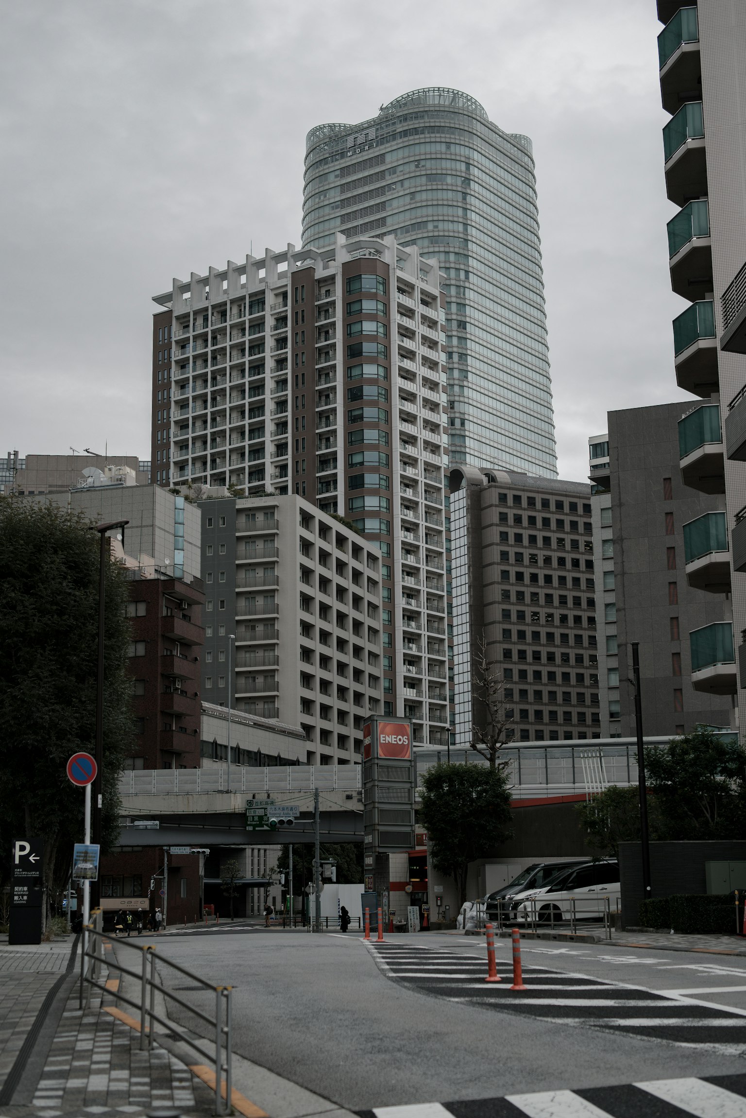 城市风景，特色高楼和阴天