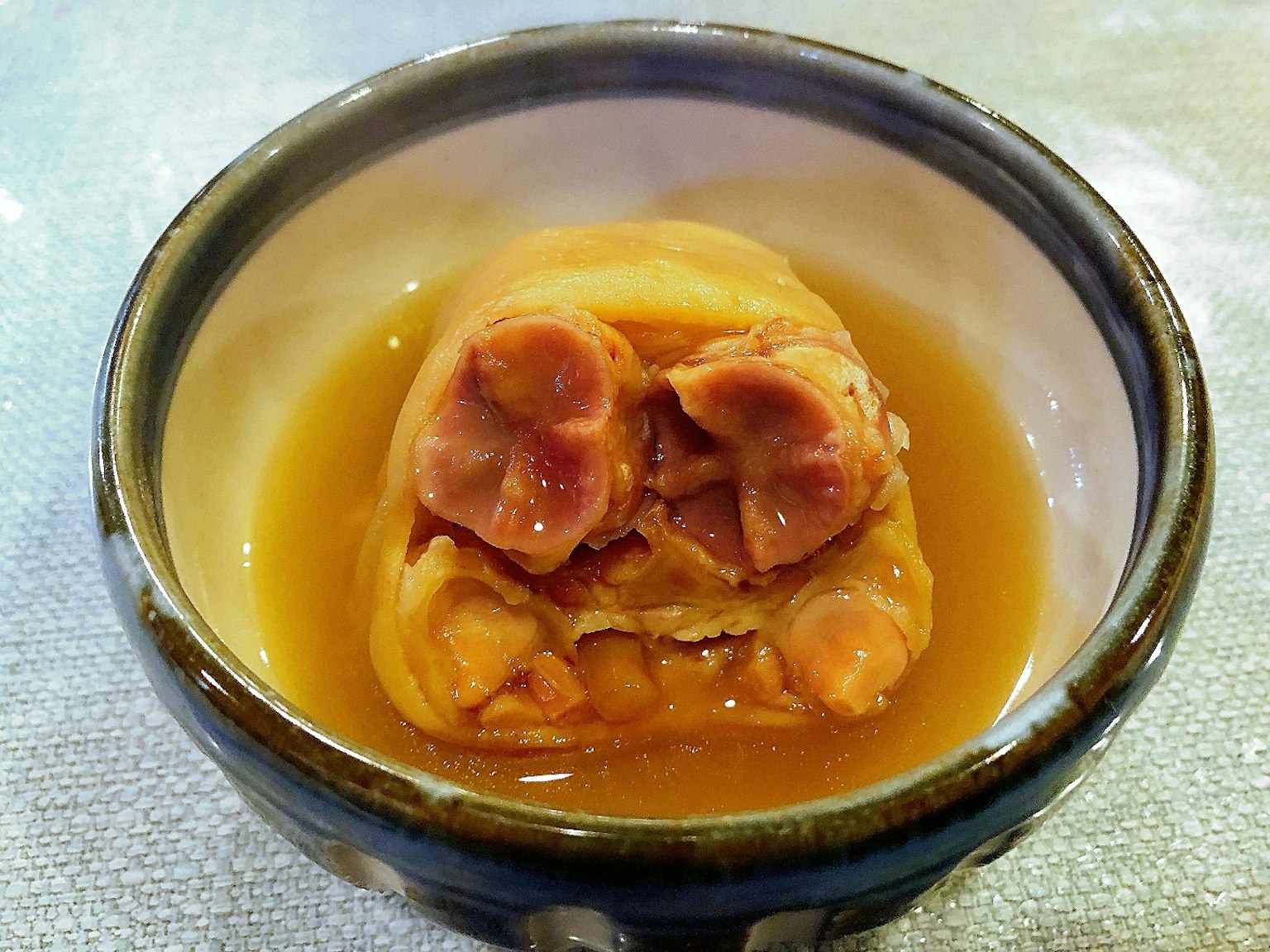 Piccolo piatto contenente un dessert a base di tuorlo d'uovo salato con un aspetto lucido