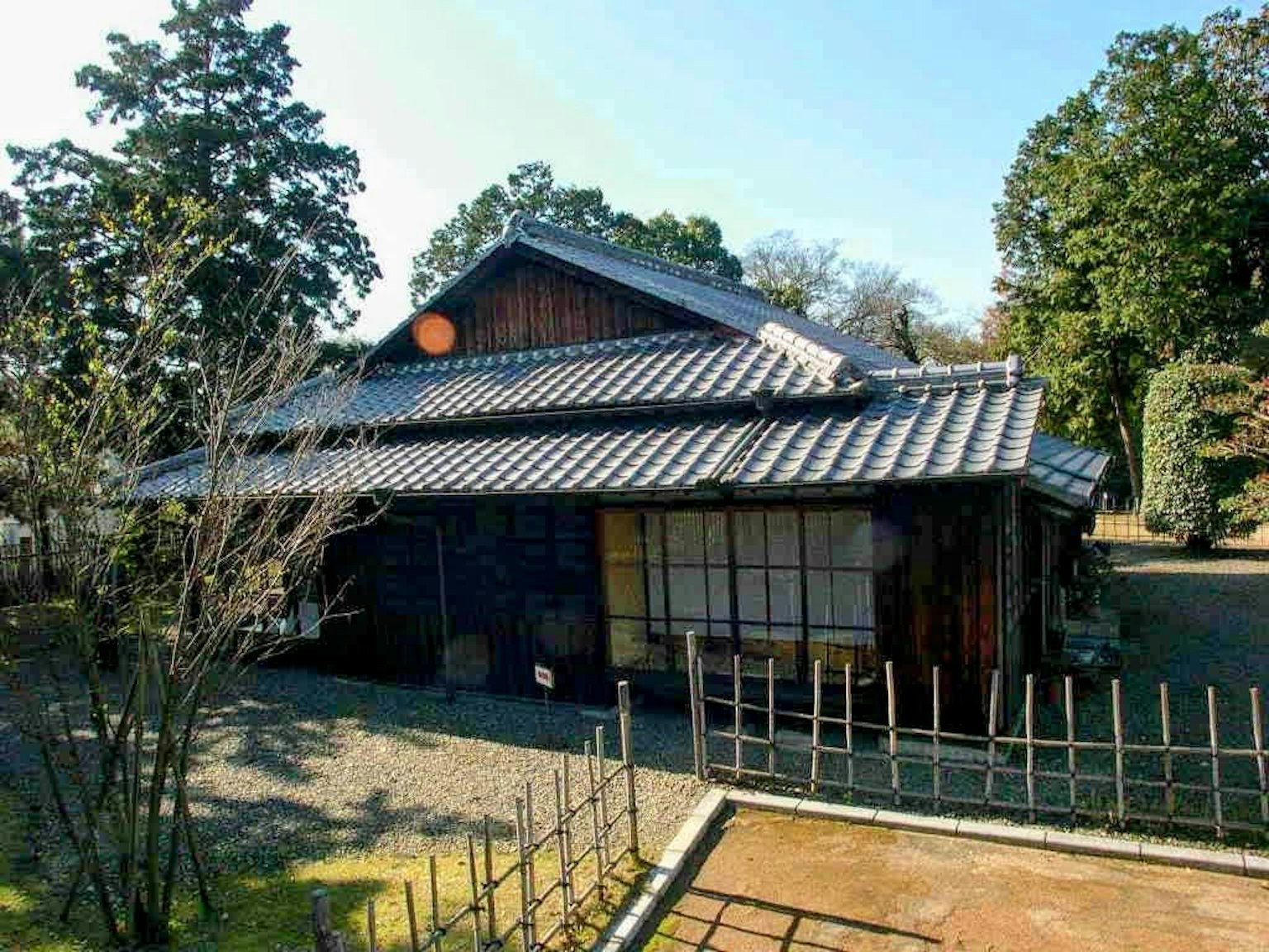 Eksterior rumah tradisional Jepang dikelilingi oleh greenery yang subur