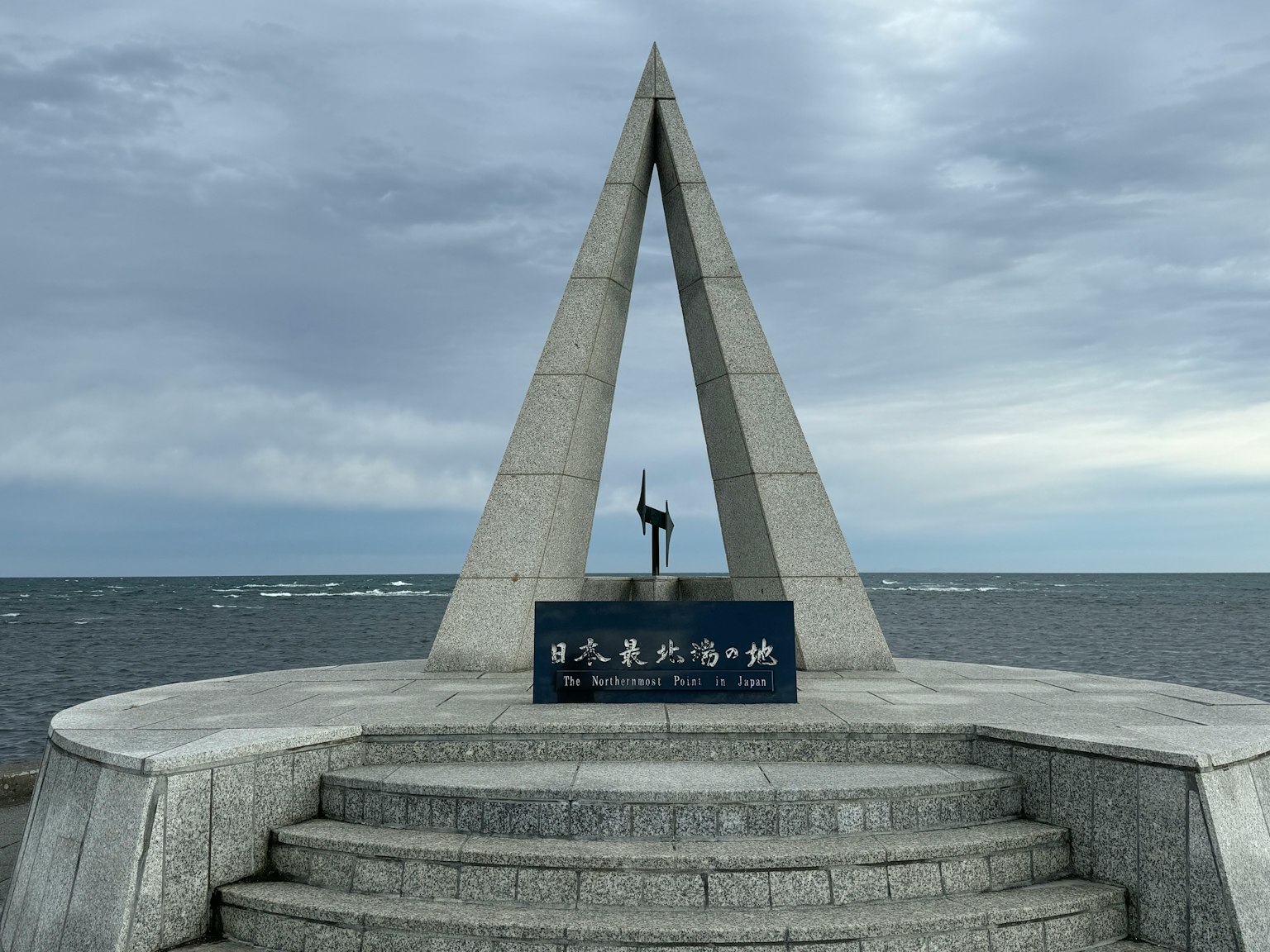 Monumen segitiga dengan pemandangan laut