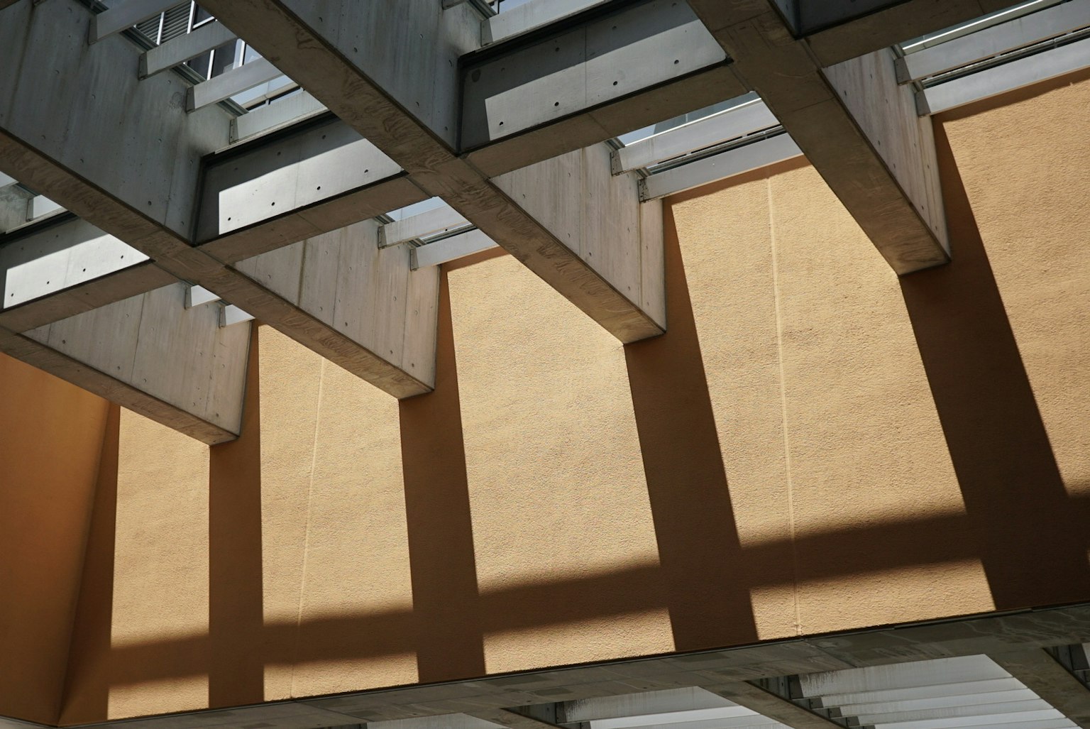 Modernes Interieur mit Deckenstruktur und Schatten