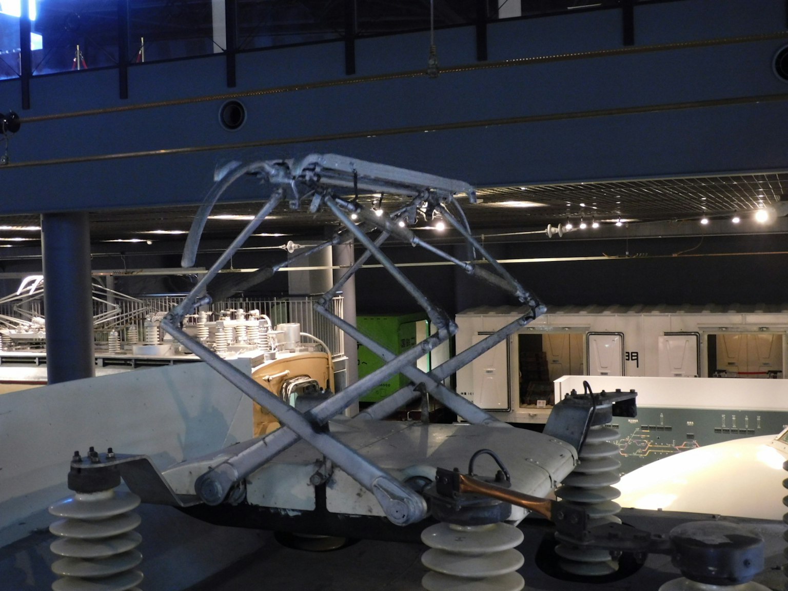 Estructura mecánica expuesta en un espacio de exhibición con iluminación ambiental