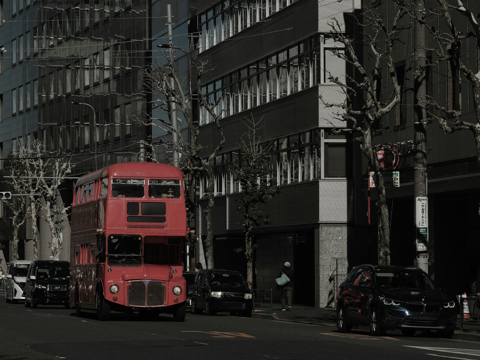 Autobus à deux étages rouge circulant dans Tokyo