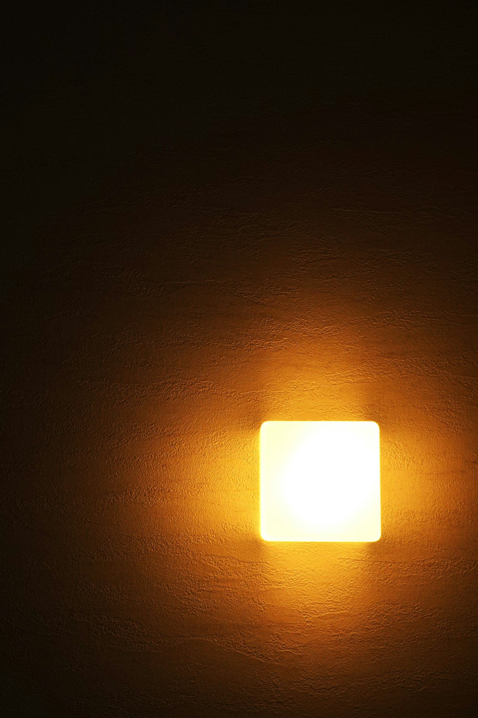 Đèn tường hình vuông phát ra ánh sáng ấm áp