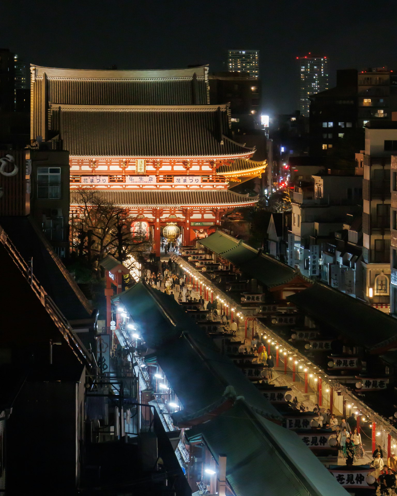 夜晚的浅草寺与热闹的仲见世街