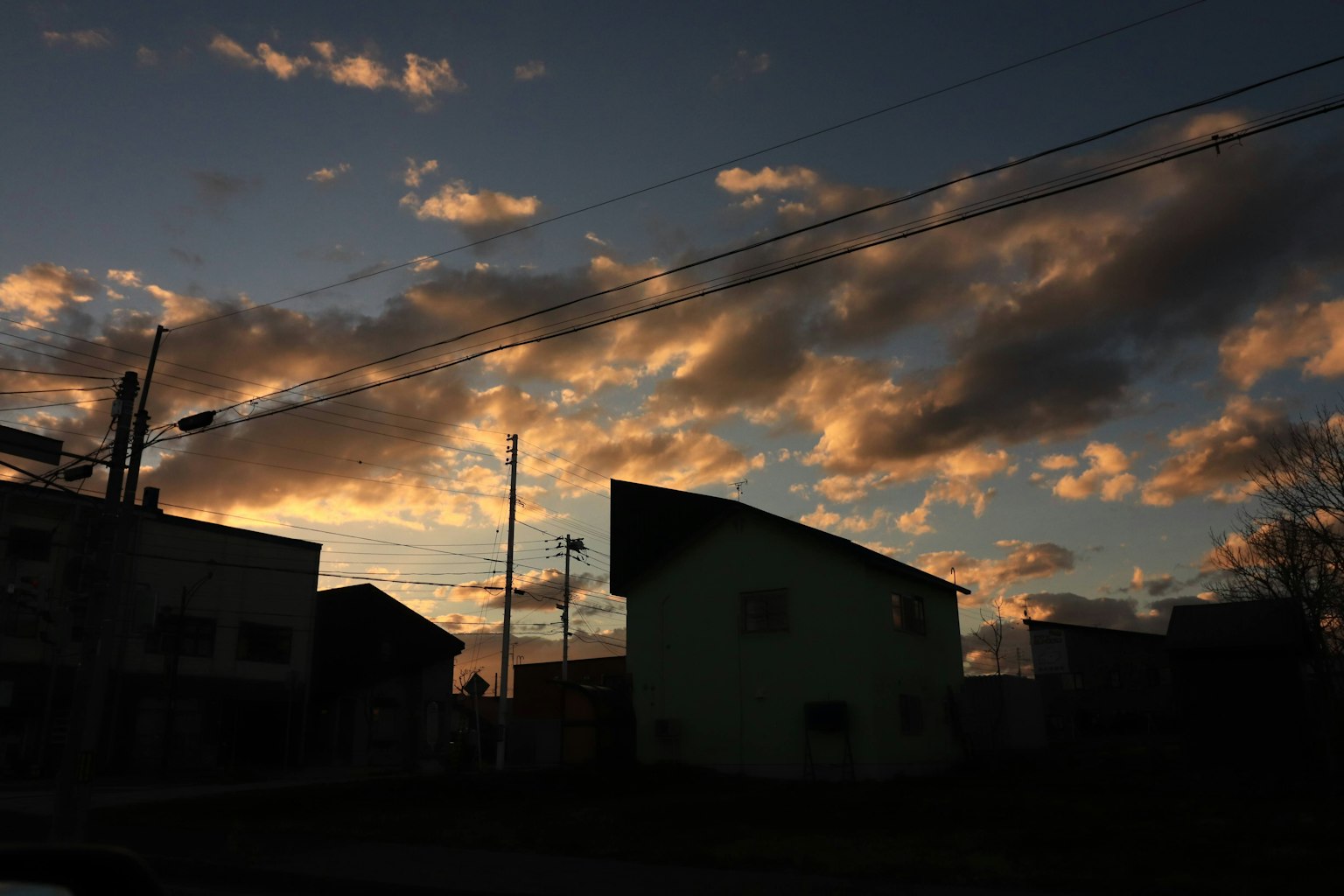 彩色日落天空下的建築輪廓