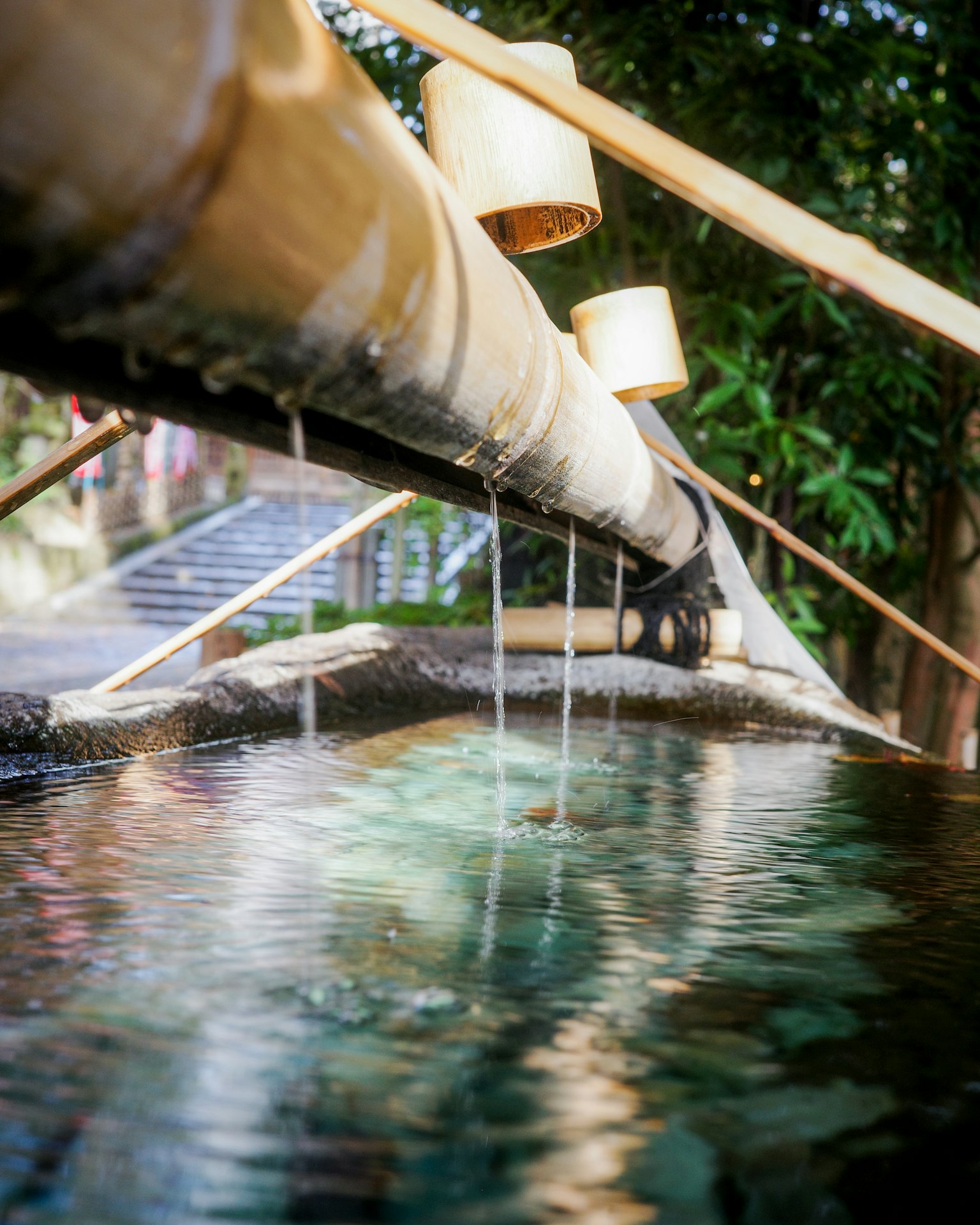 Stagno tranquillo con getti d'acqua in bambù