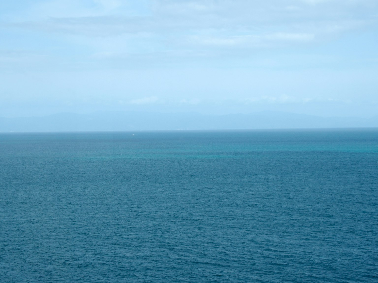 Vista ampia dell'oceano e del cielo blu