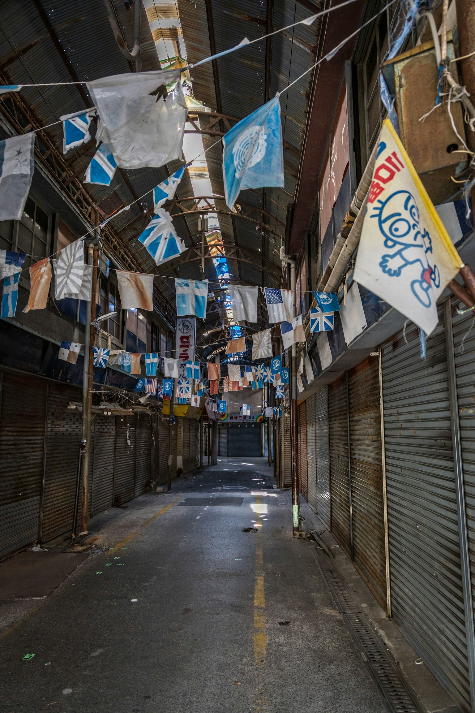 Calle vacía con banderas coloridas colgadas