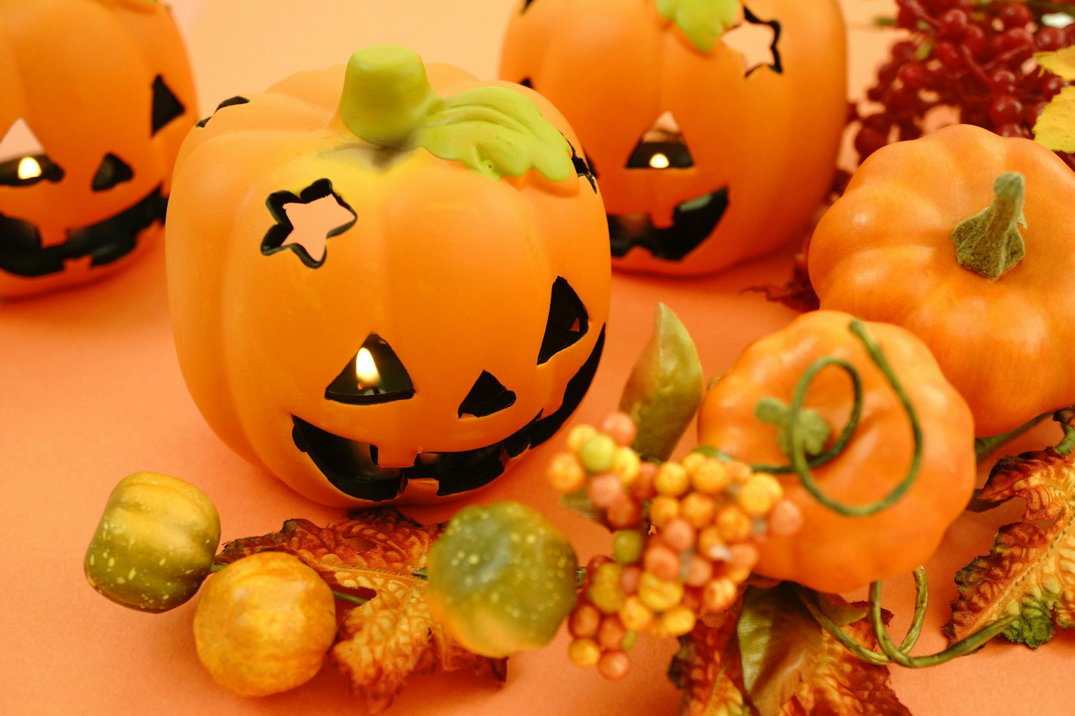 Adegan Halloween dengan labu oranye dan dekorasi musim gugur