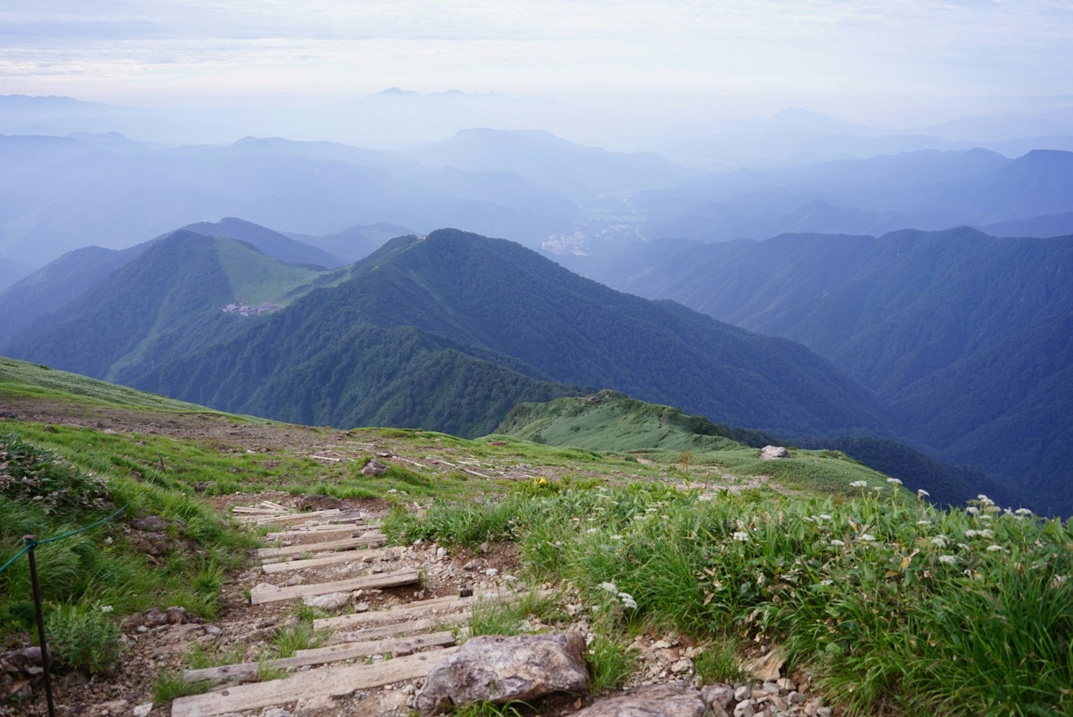 ทิวทัศน์ภูเขาที่สวยงามพร้อมทางเดินหญ้า