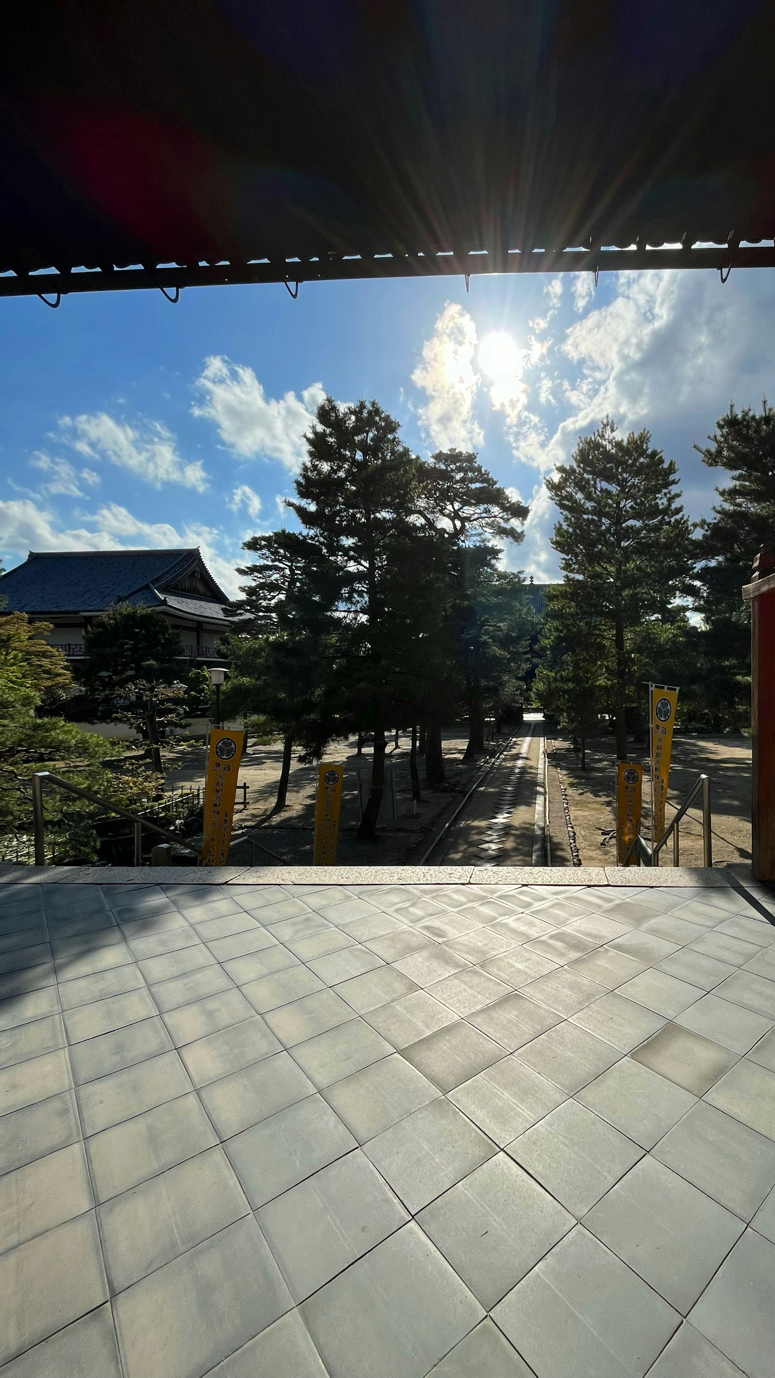 Vista escénica de un templo con cielo azul y árboles