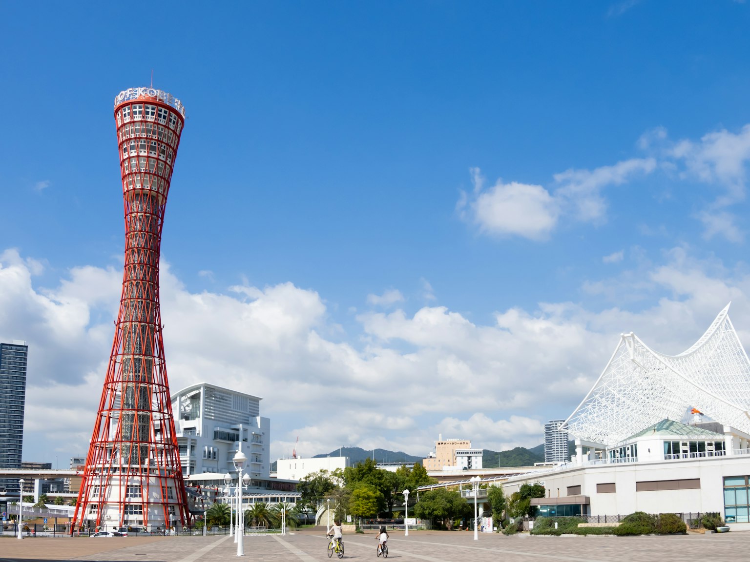 Vista della Torre del Porto di Kobe e del museo marittimo vicino