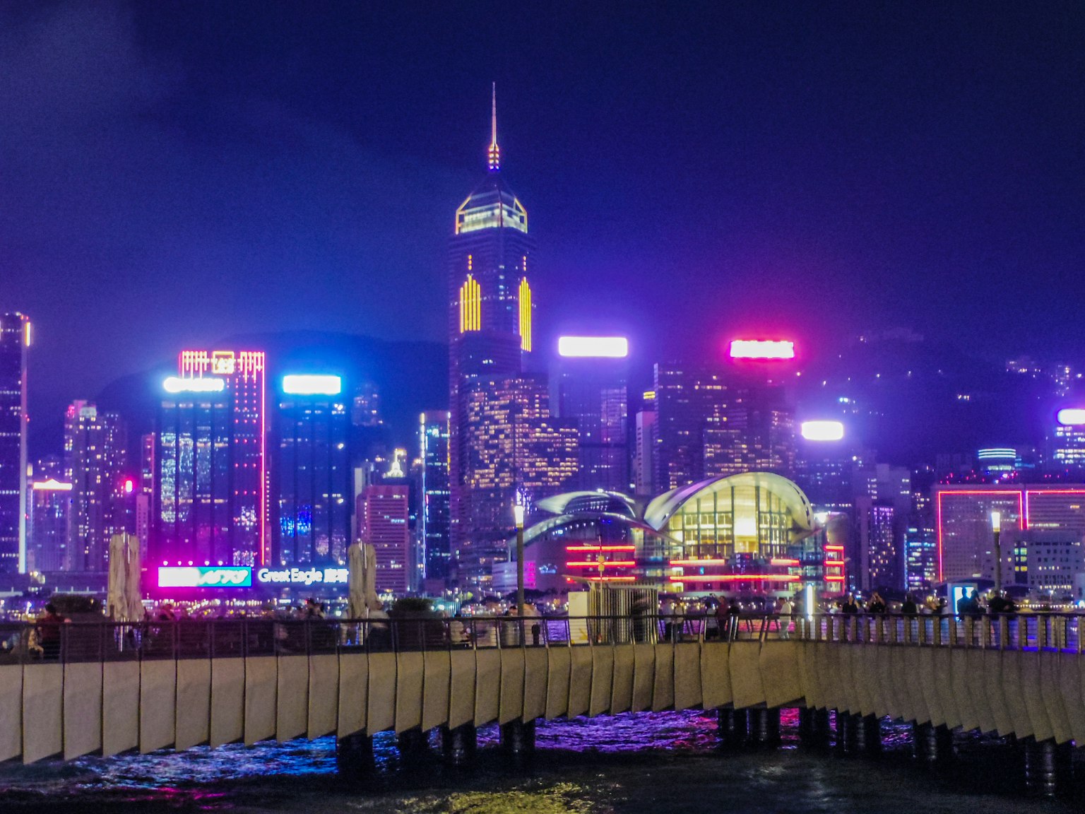 Vibrante horizonte nocturno de Hong Kong con luces de neón coloridas