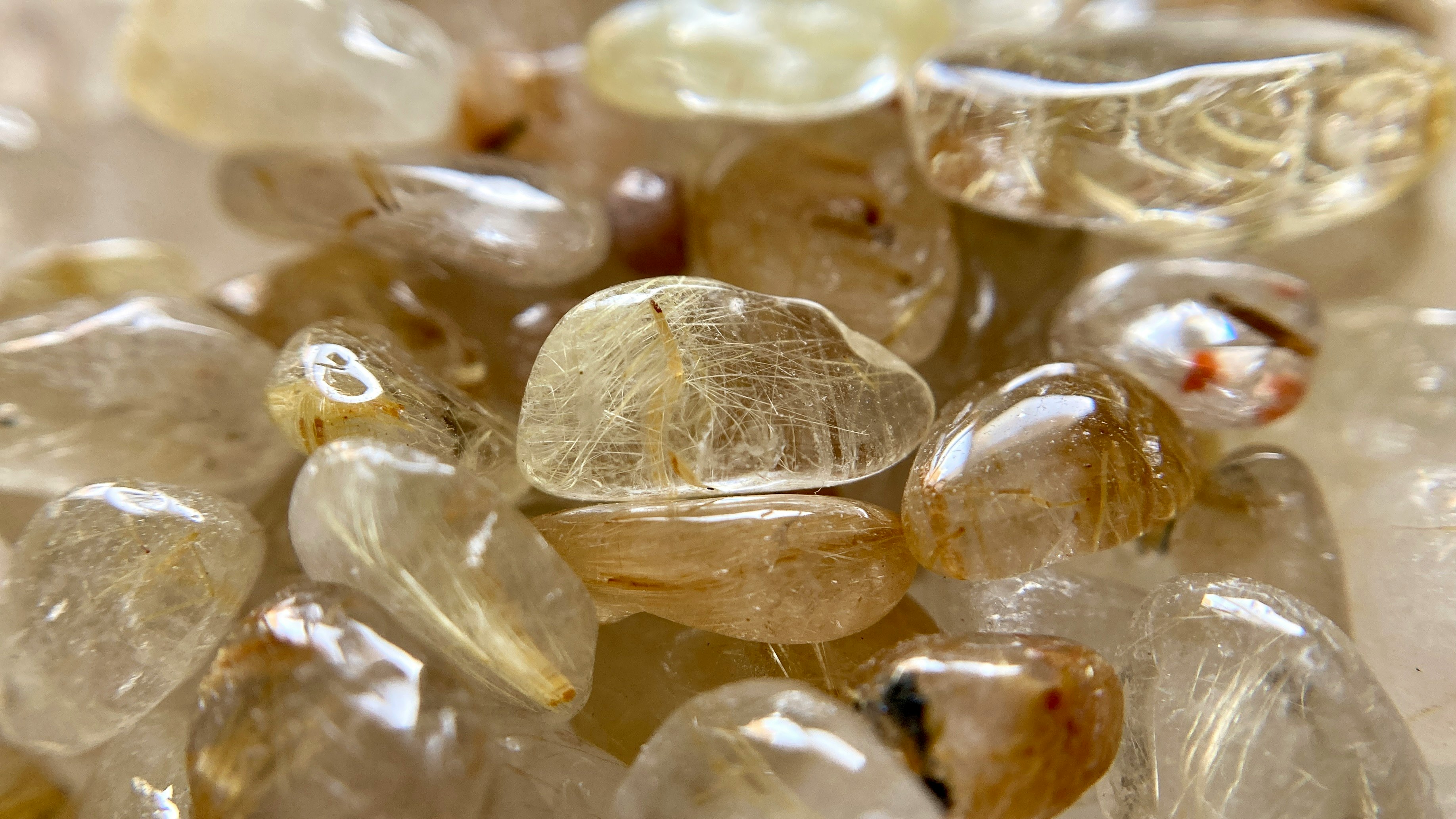 金色金红石发晶石英与金红石内含物的特写