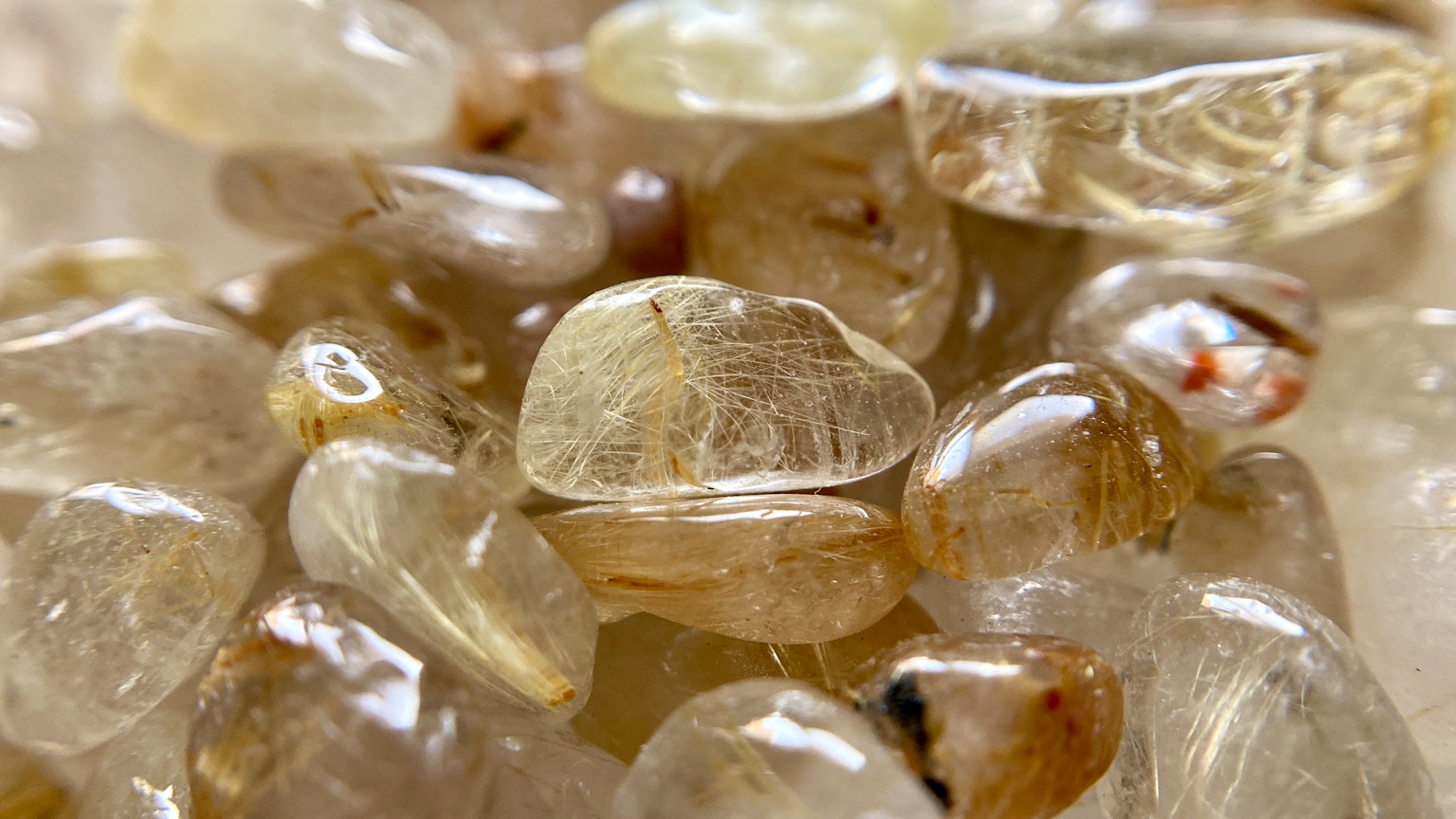 Gros plan de pierres translucides avec différentes formes et nuances de jaune et de marron