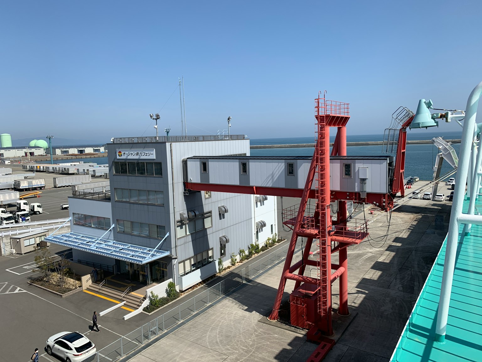 Hafen Gebäude mit rotem Kran und Meerblick