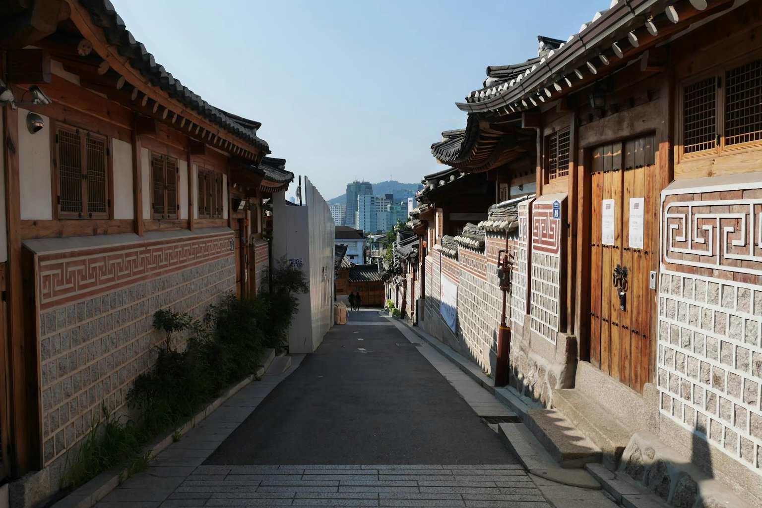 Une rue tranquille bordée de maisons coréennes traditionnelles