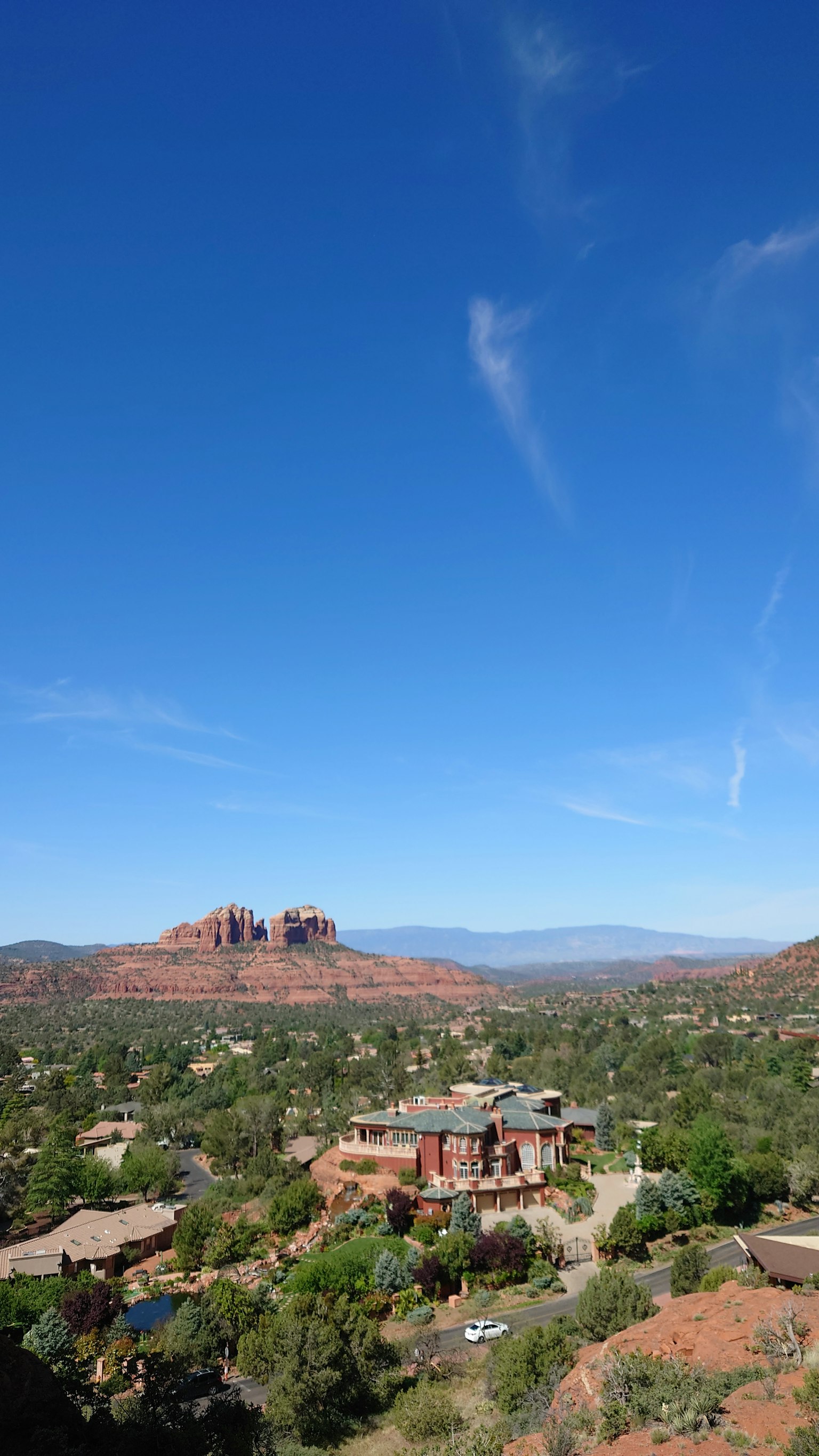 Pemandangan Sedona dengan formasi batu merah dan langit biru cerah