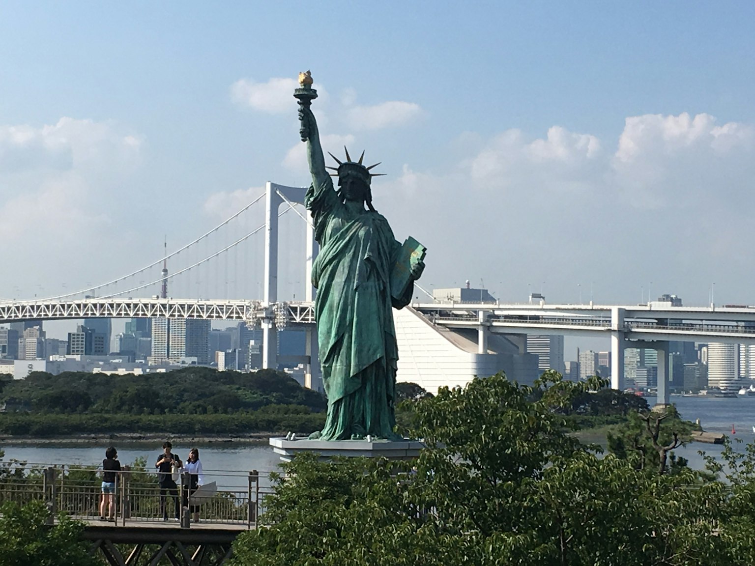 Statua della Libertà con il ponte Rainbow sullo sfondo