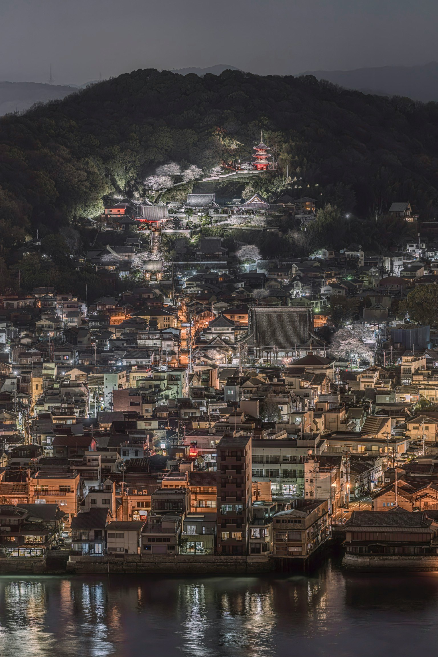 Nächtliche beleuchtete Stadtansicht von Onomichi mit Seikokuji