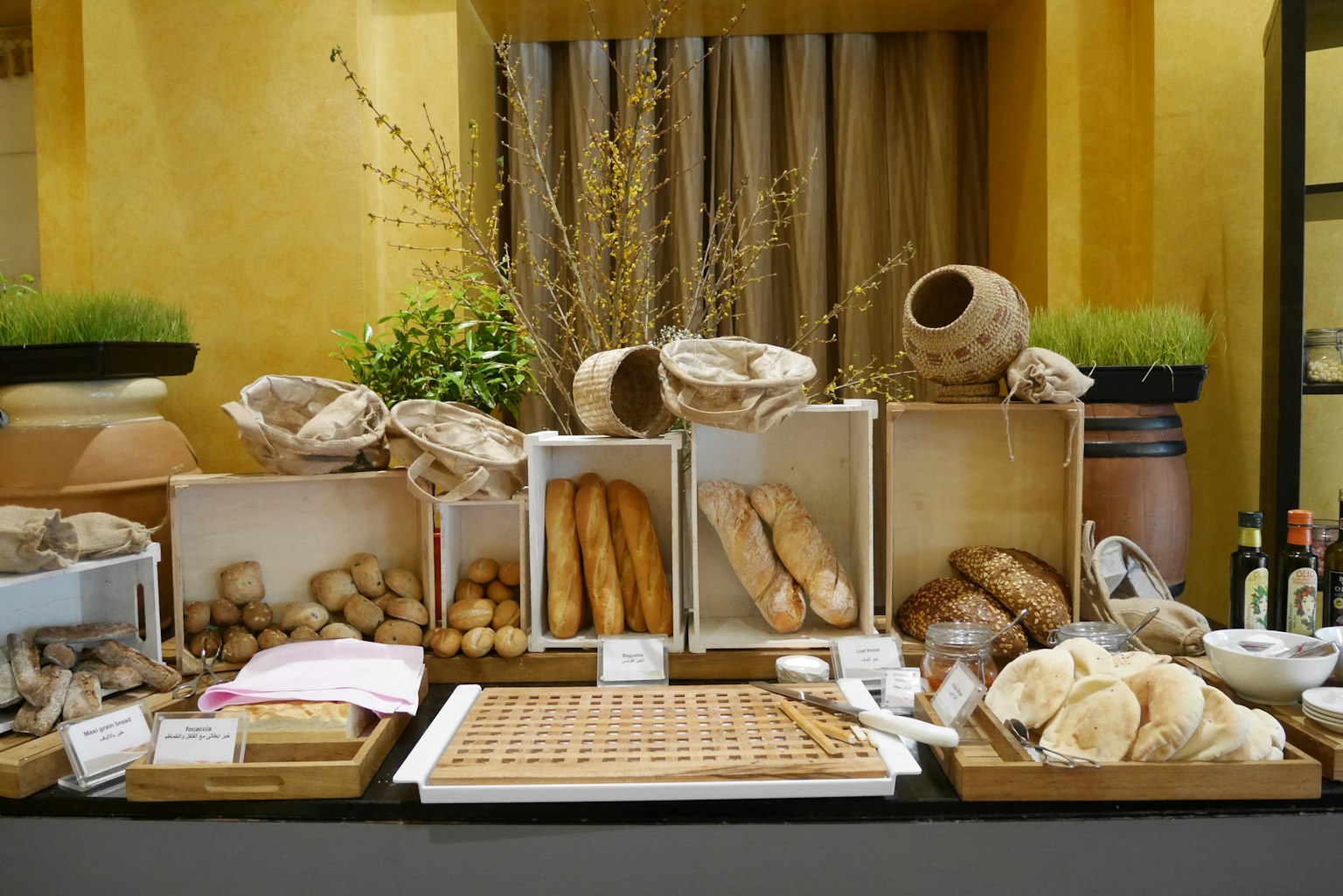 Une belle table de buffet présentant divers pains et pâtisseries