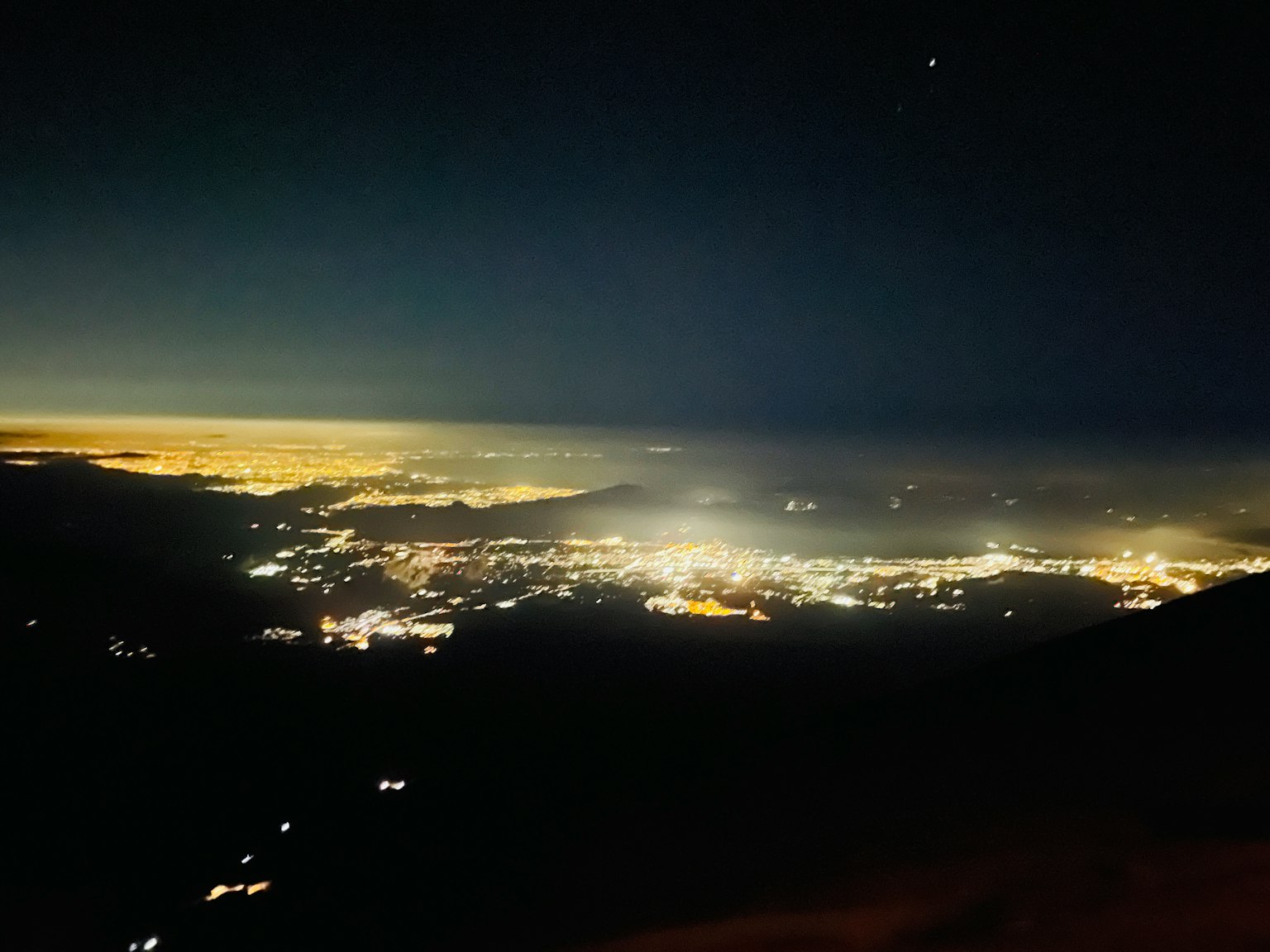 Splendido skyline urbano notturno con luci scintillanti e cielo stellato
