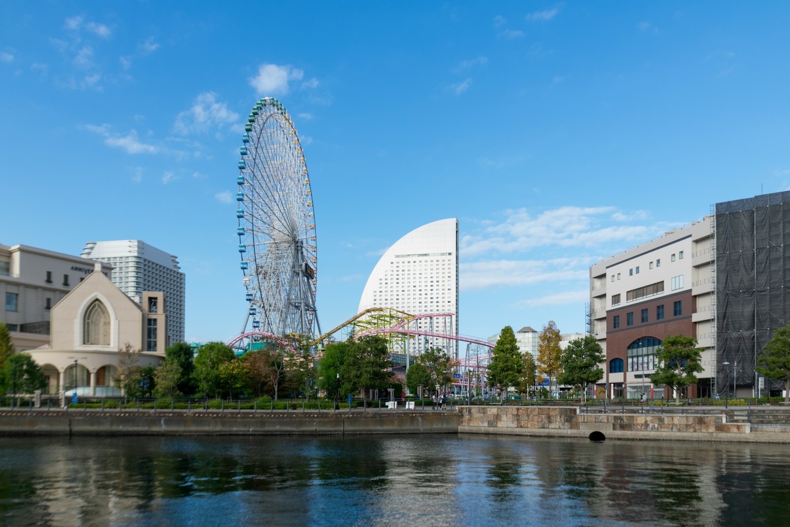 Paysage de Yokohama avec une grande roue et des bâtiments modernes