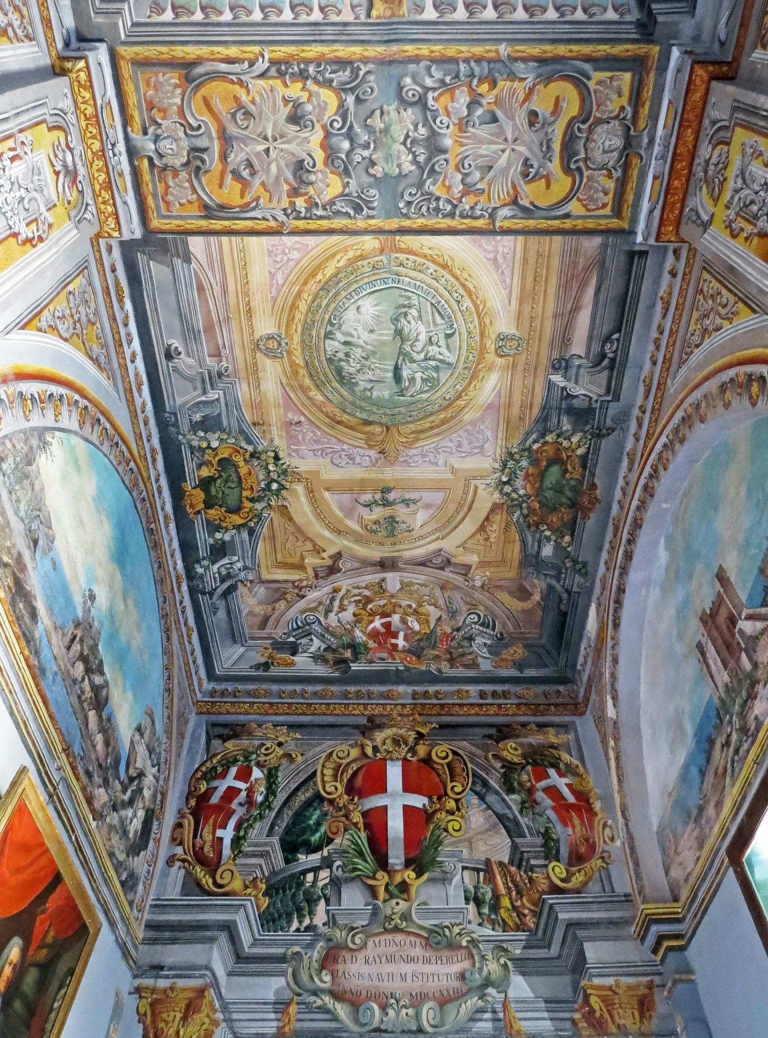 Vue intérieure d'une pièce historique avec de belles fresques au plafond