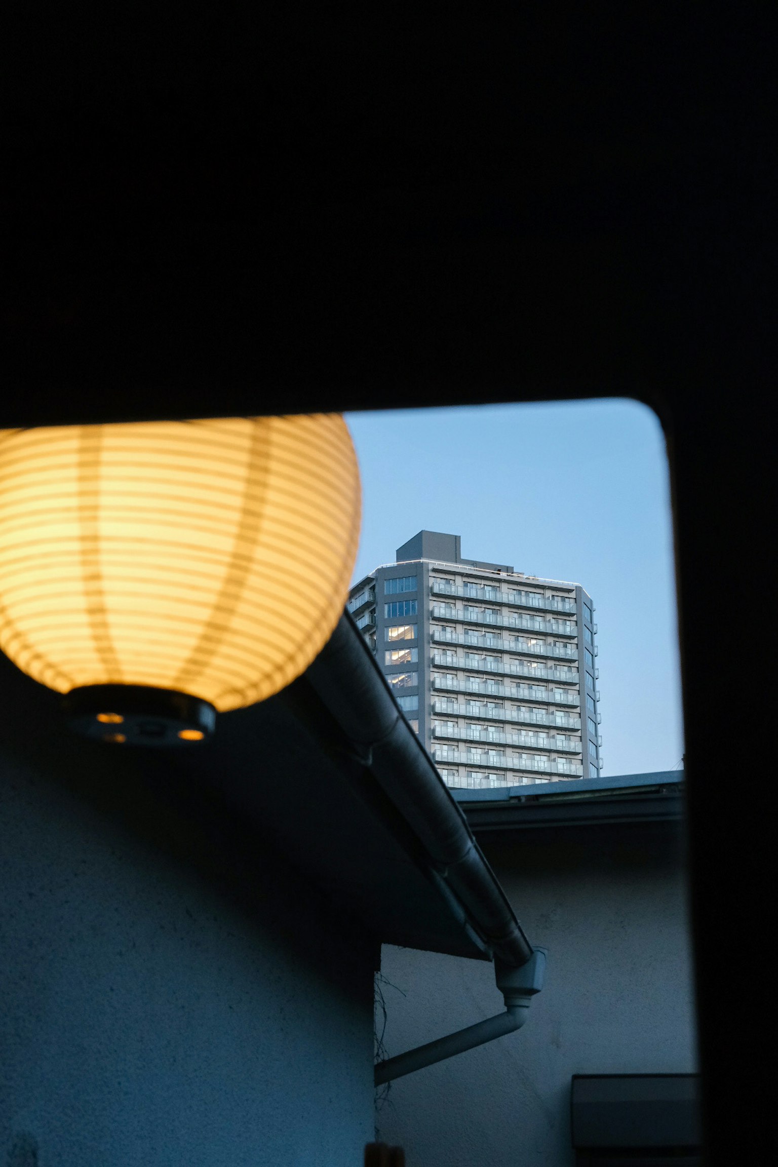 Lampu dengan latar belakang langit biru dan gedung