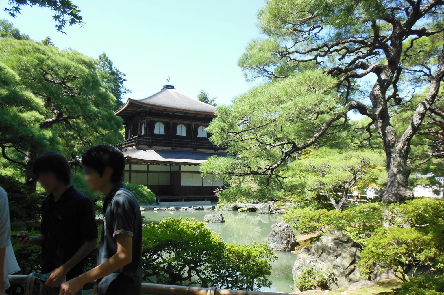 Ginkaku-ji entouré de verdure luxuriante dans un jardin serein