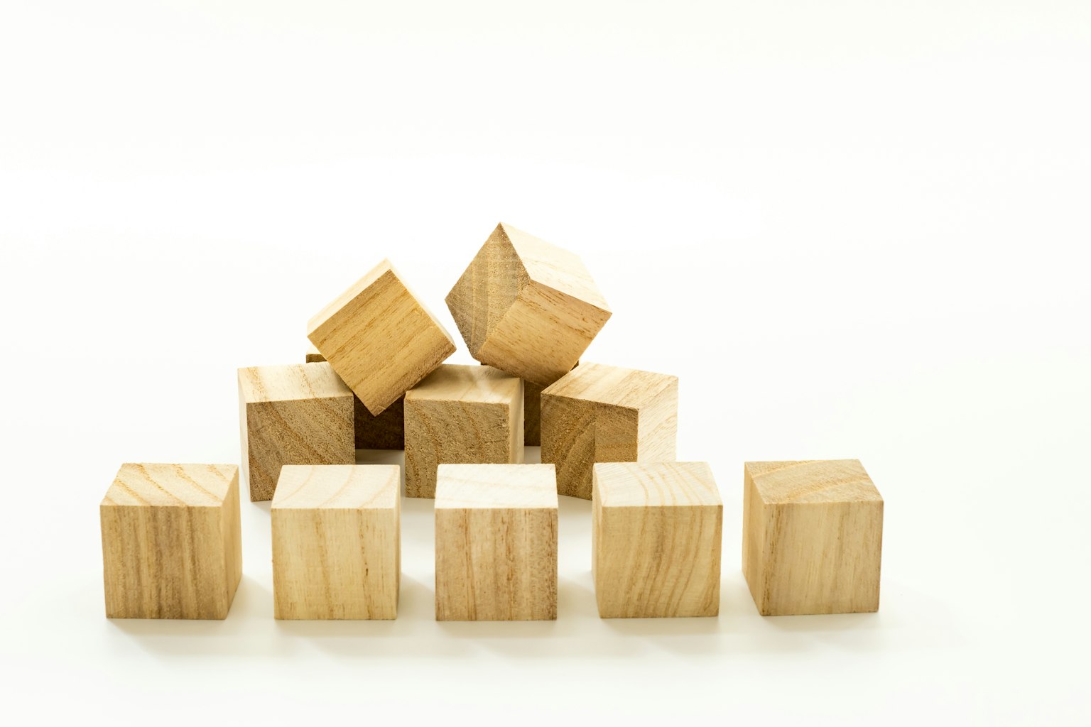 Une disposition simple de cubes en bois empilés de manière ludique