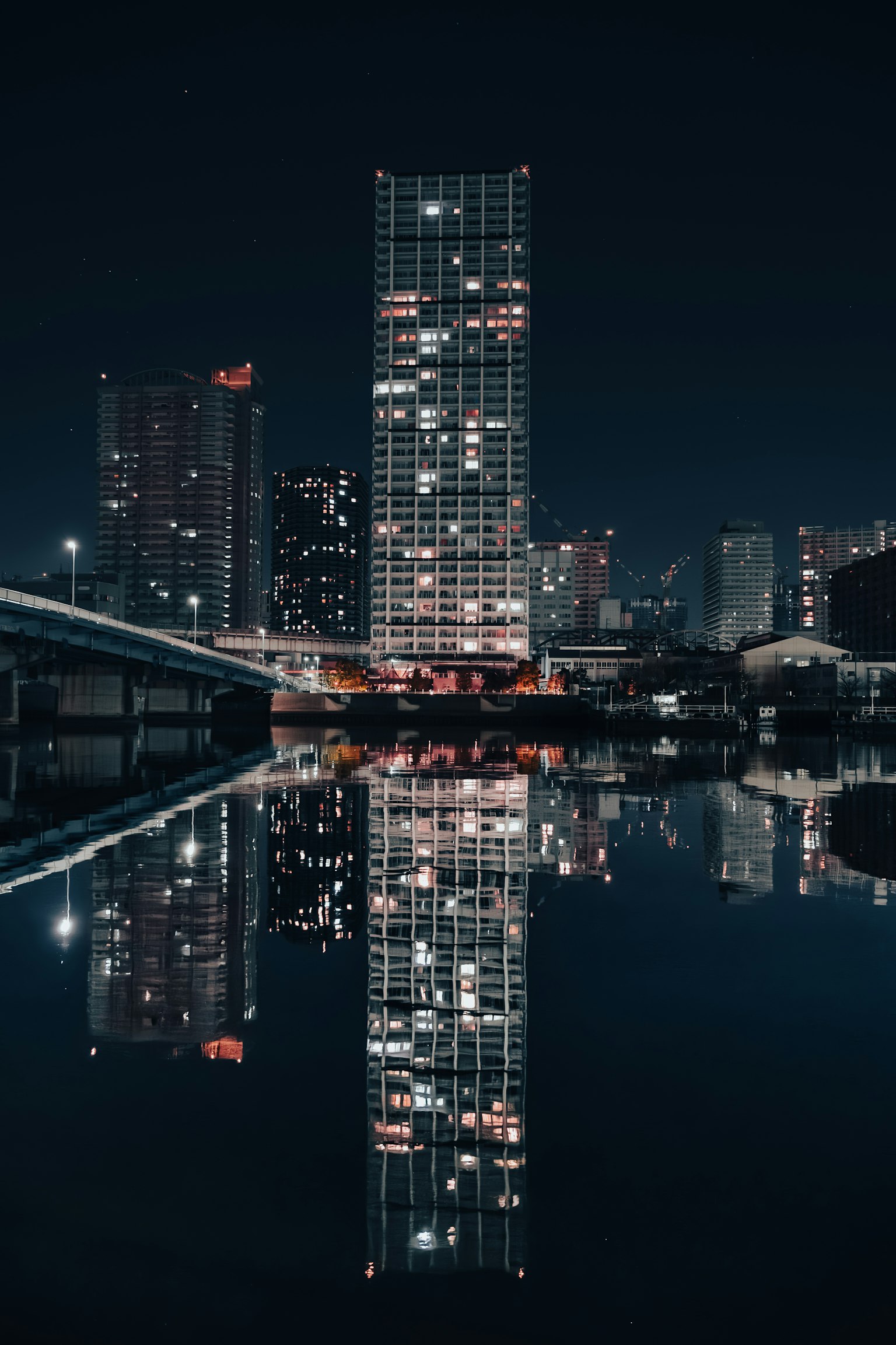 Reflejo de un rascacielos en un paisaje urbano nocturno