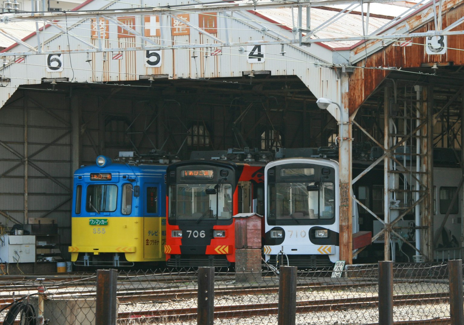 Trenes coloridos almacenados en un depósito ferroviario
