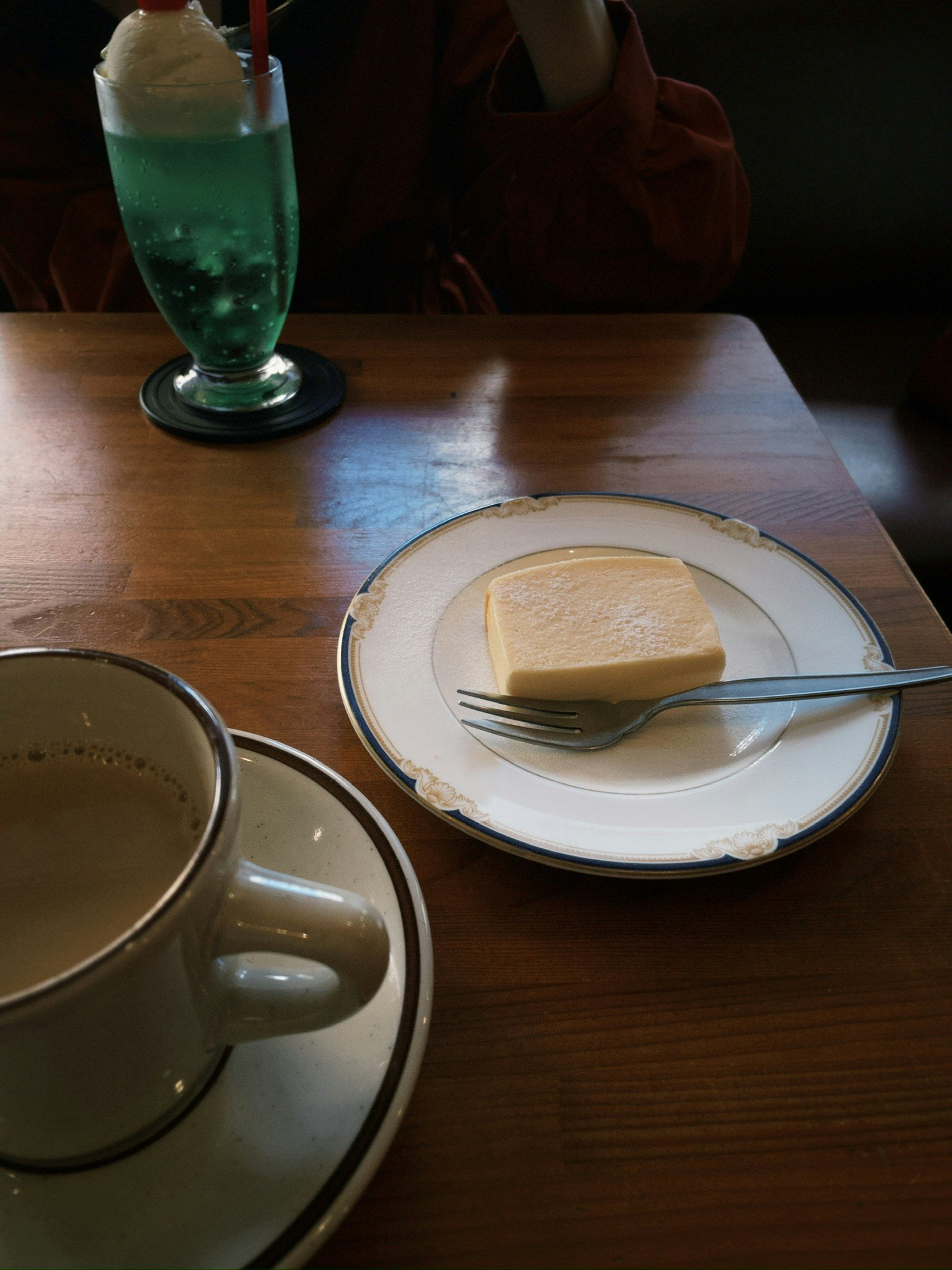 木製テーブルの上のコーヒーカップとバター