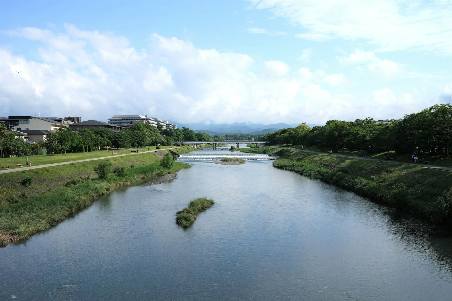 美しい川と青空の風景 緑の木々と遠くの山々