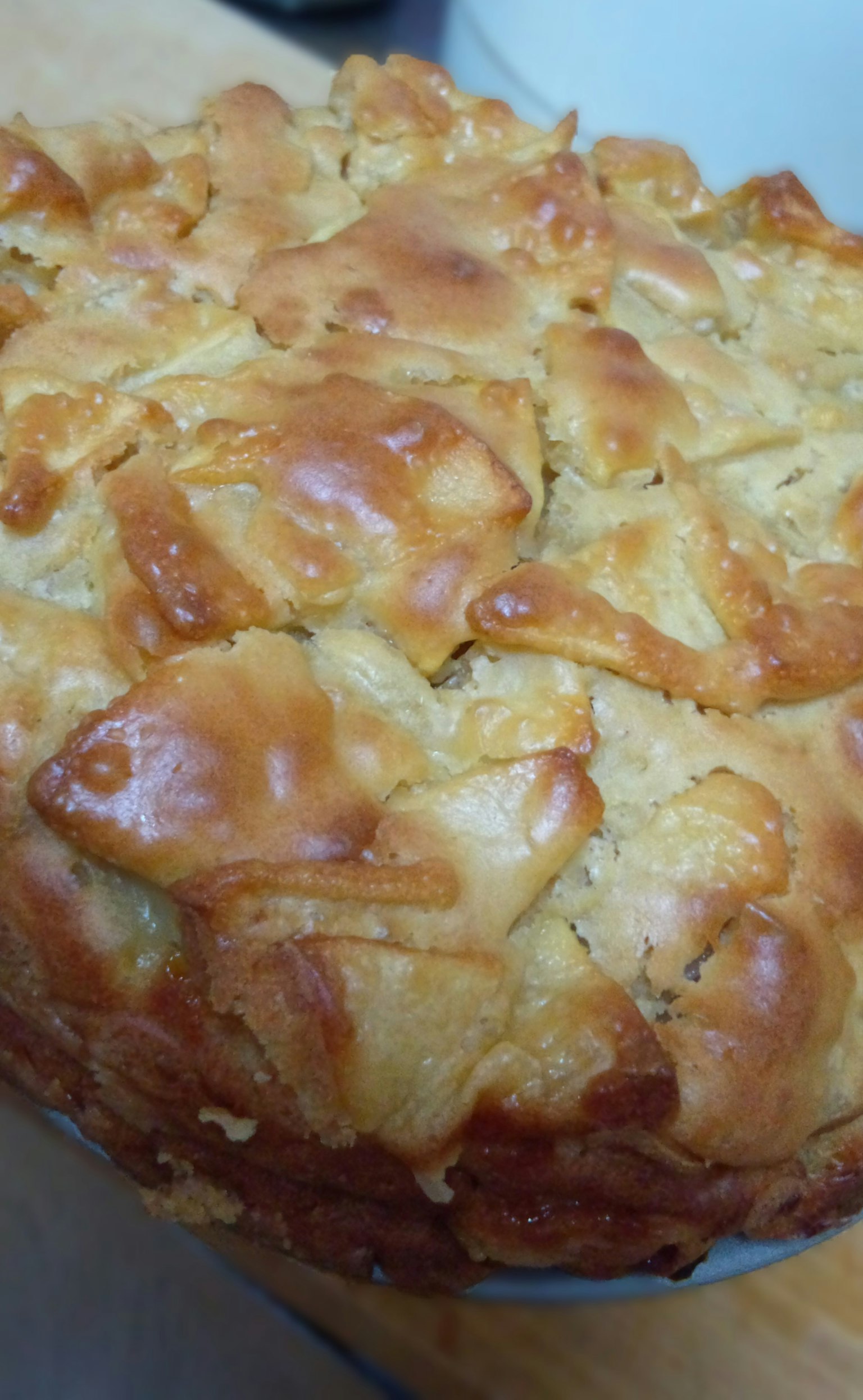Torta appena sfornata con una crosta dorata e croccante