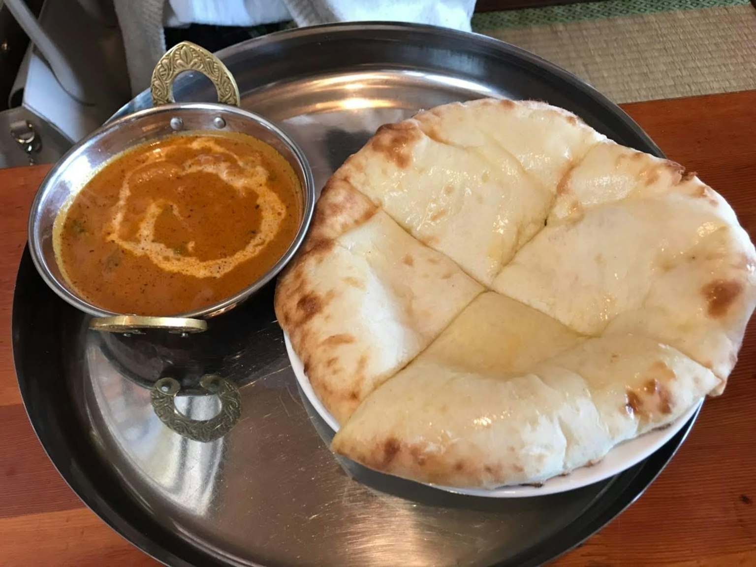 一盘咖喱和印度烤饼