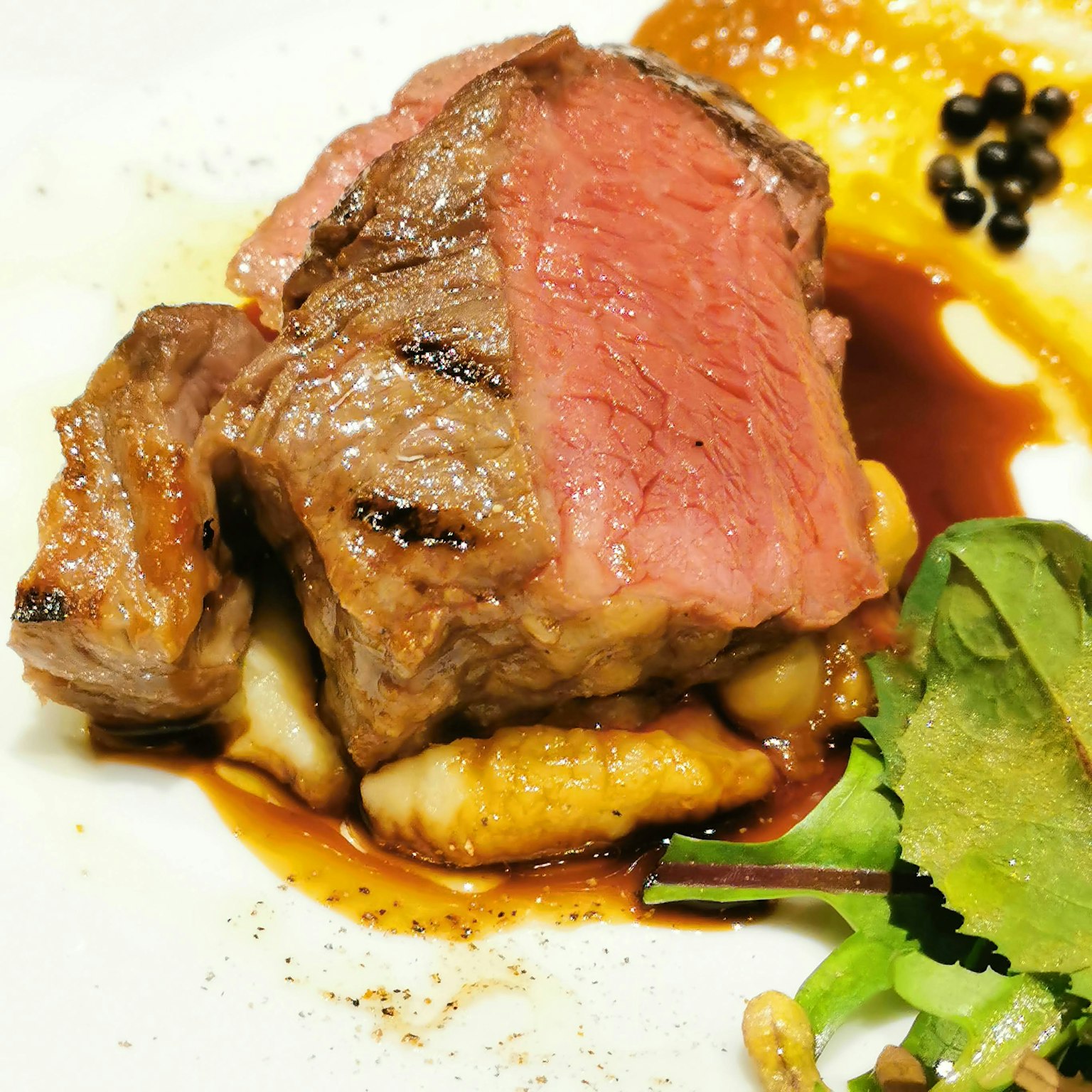 Délicieux steak de boeuf servi avec des légumes et une sauce