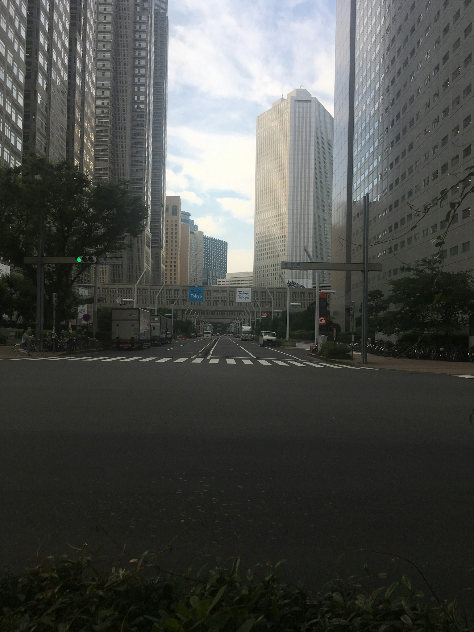城市交叉口与高耸的摩天大楼和晴朗的天空