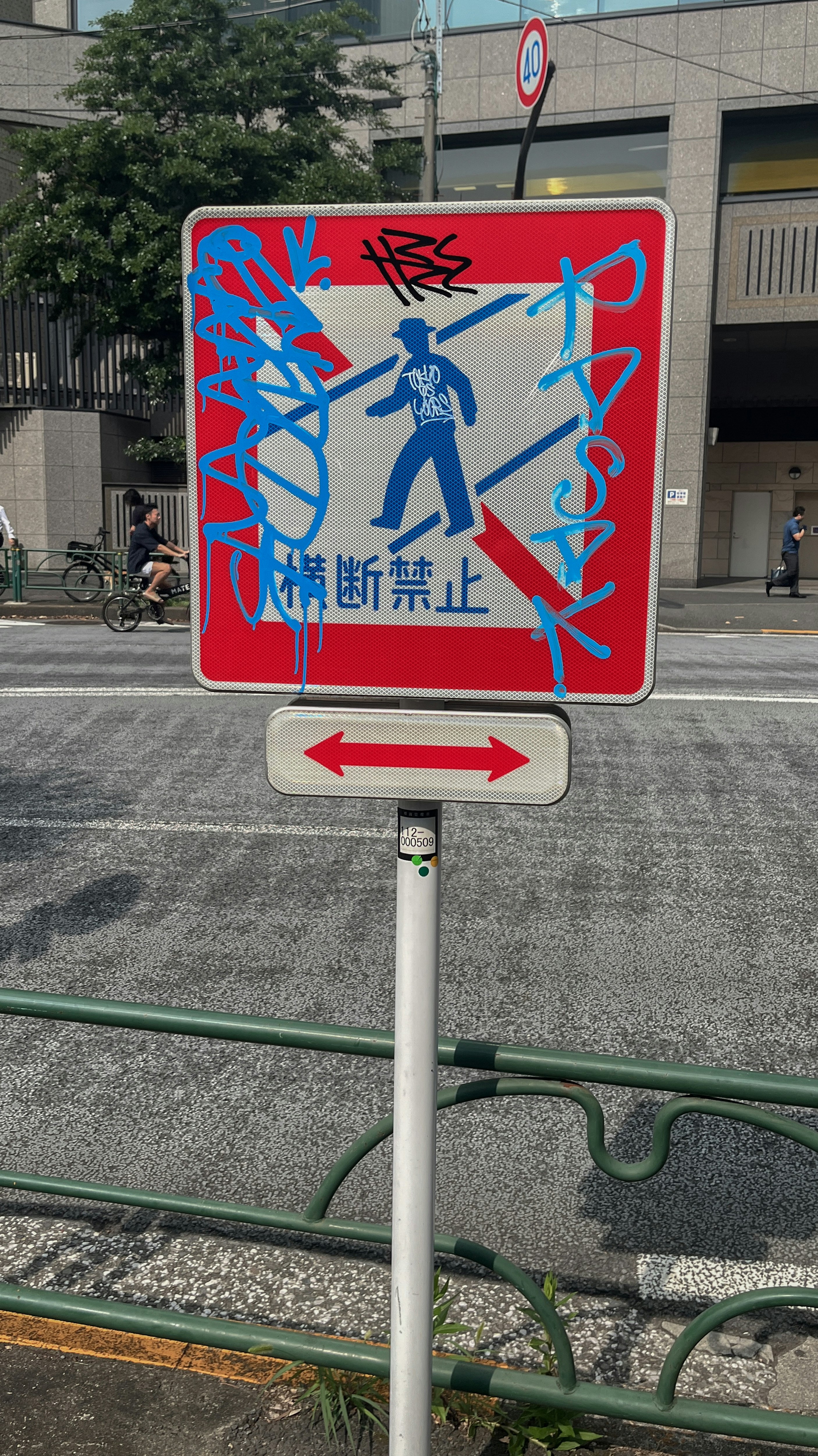 papan jalan dengan grafiti di sudut jalan