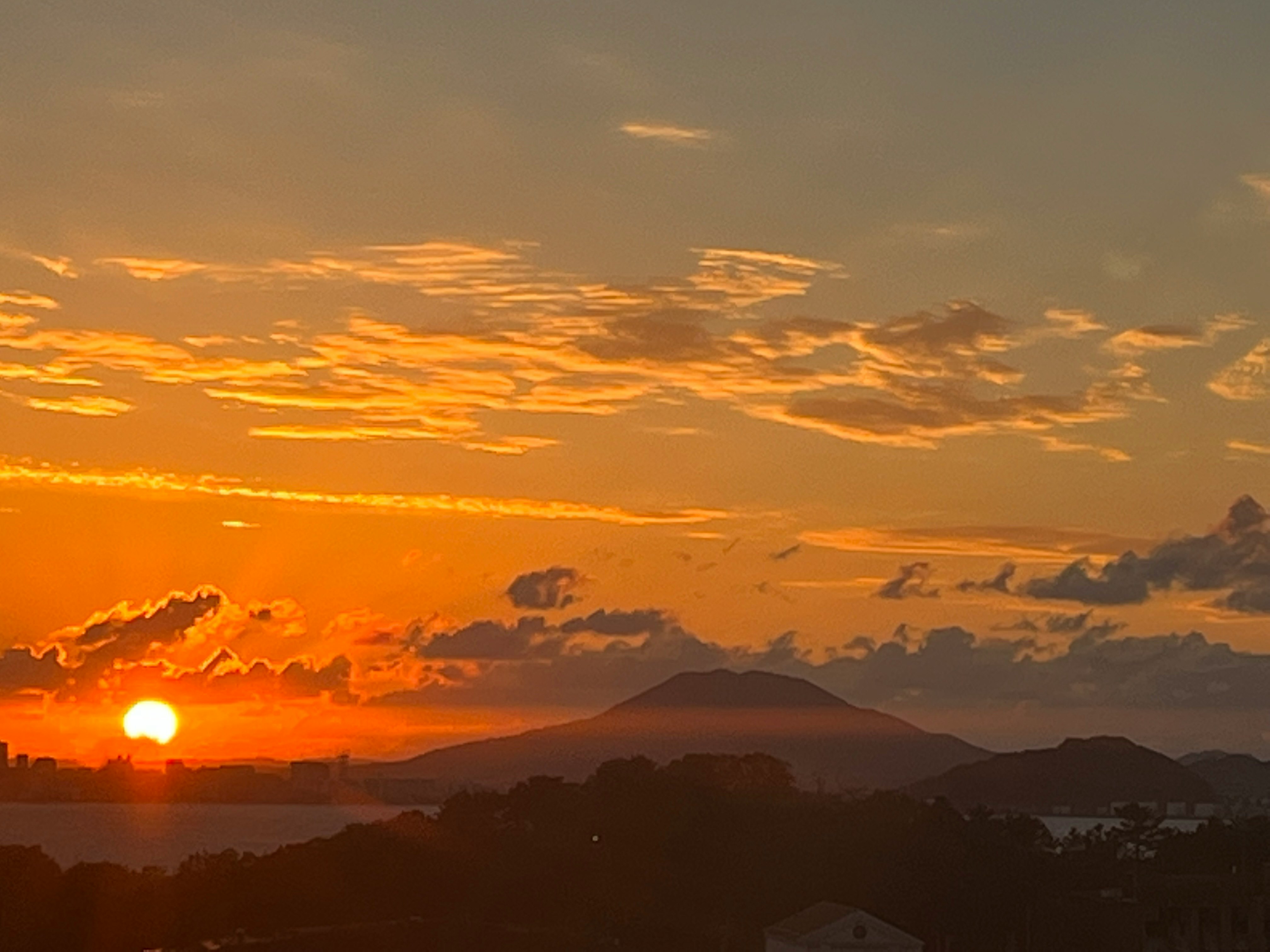 夕日に照らされた山並みと雲の風景