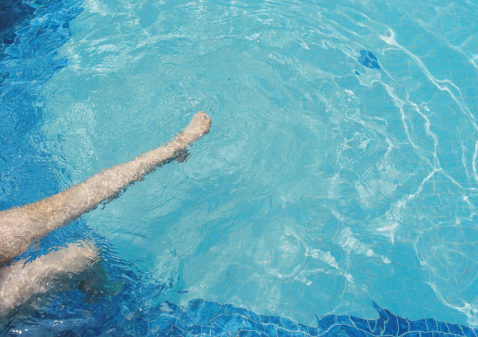 水面に浮かぶ腕のあるプールの水