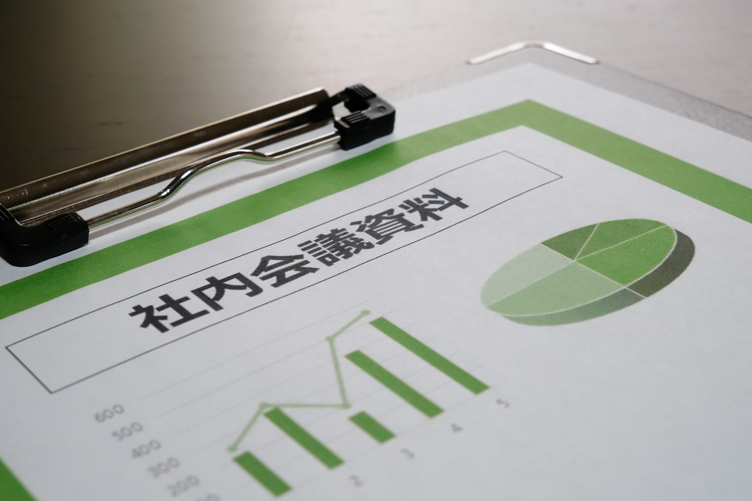 Document avec des graphiques et un diagramme circulaire avec un design vert